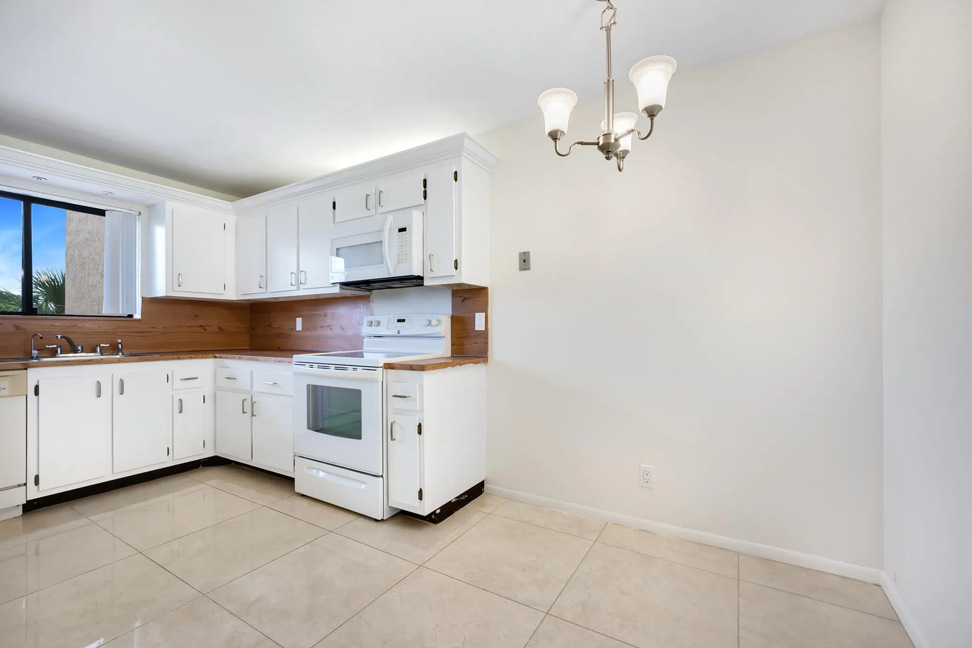 Property Slideshow image 5 of 18 | 7770 tahiti ln apt 405, Lake Worth, FL, 33467