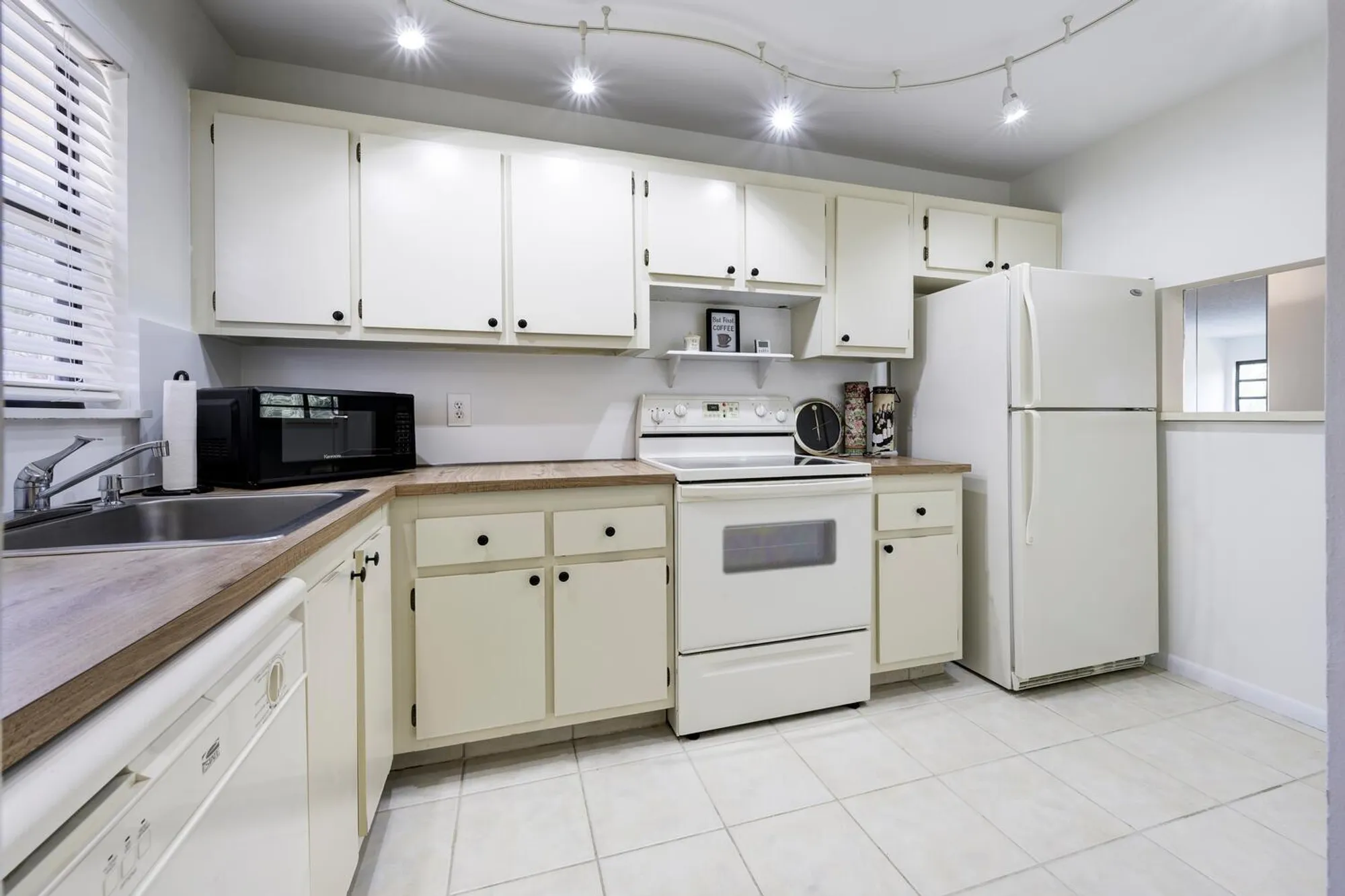 Property Slideshow image 7 of 28 | 4700 lucerne lakes blvd 308, Lake Worth, FL, 33467