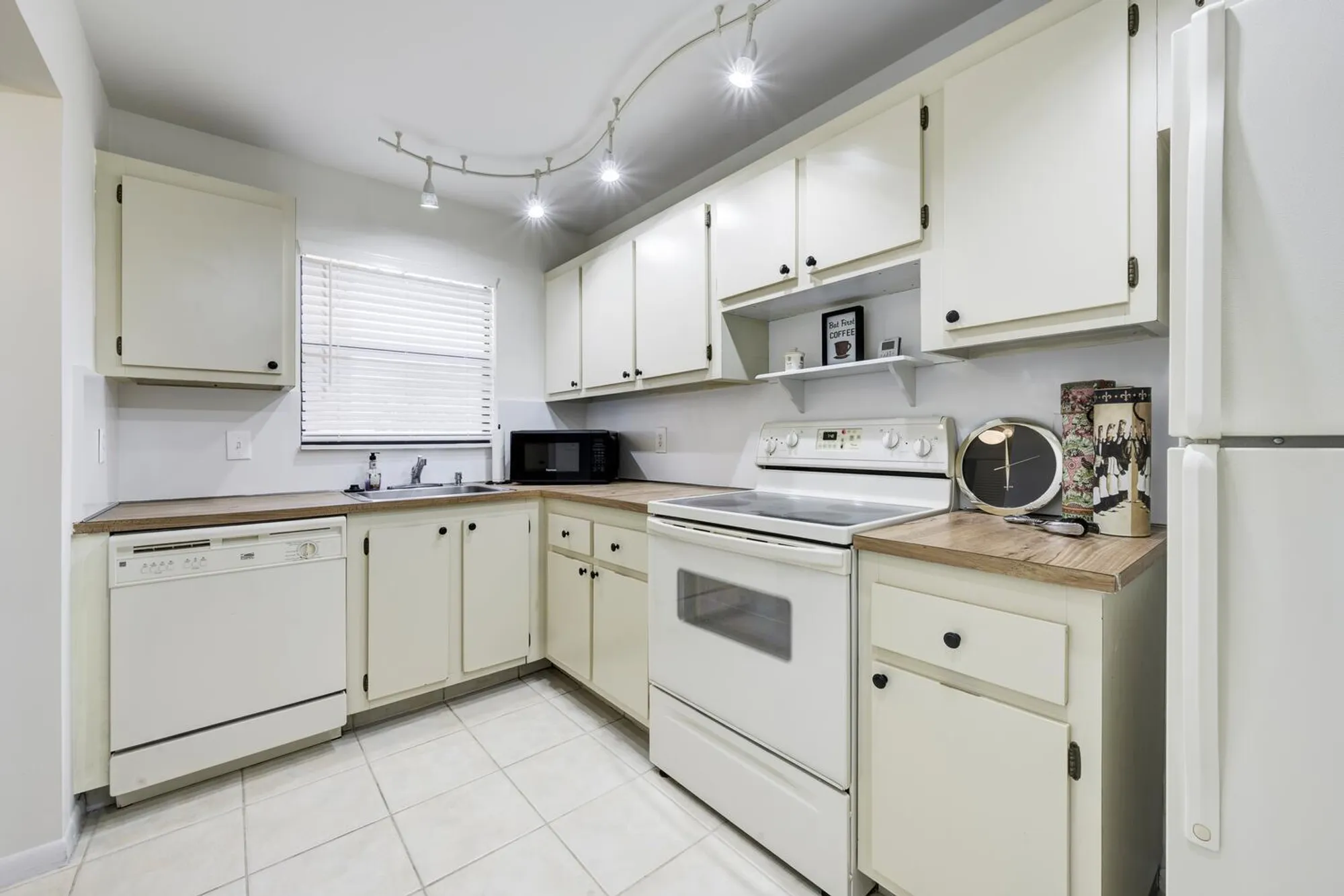 Property Slideshow image 8 of 28 | 4700 lucerne lakes blvd 308, Lake Worth, FL, 33467