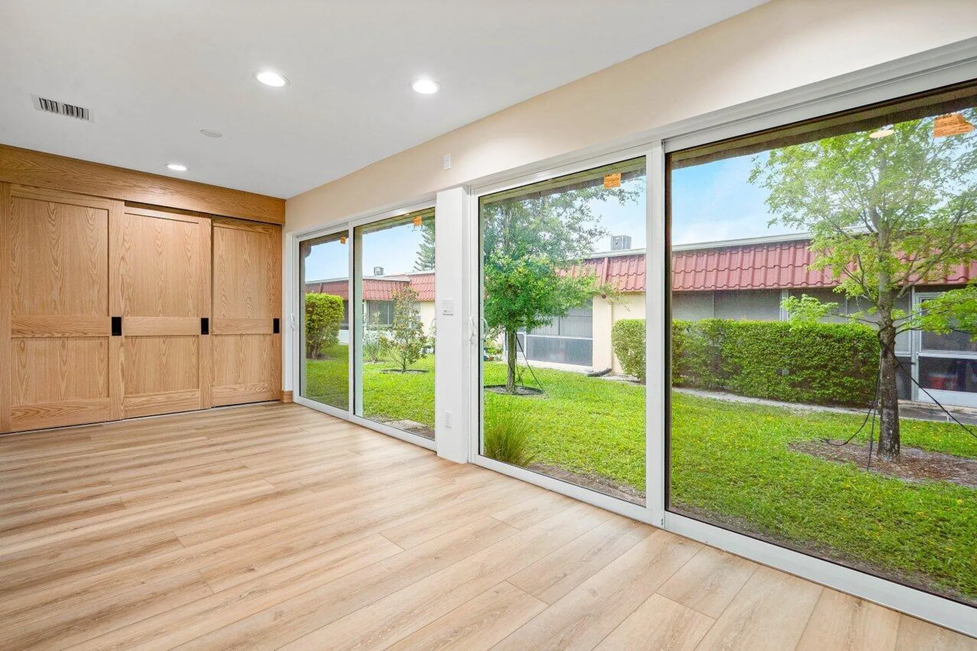 Property Slideshow image 25 of 36 | 289 cape cod cir, Lake Worth, FL, 33467