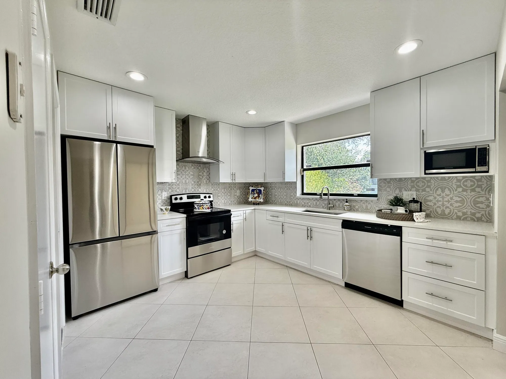 Property Slideshow image 4 of 11 | 9890 pecan tree dr b, Boynton Beach, FL, 33436