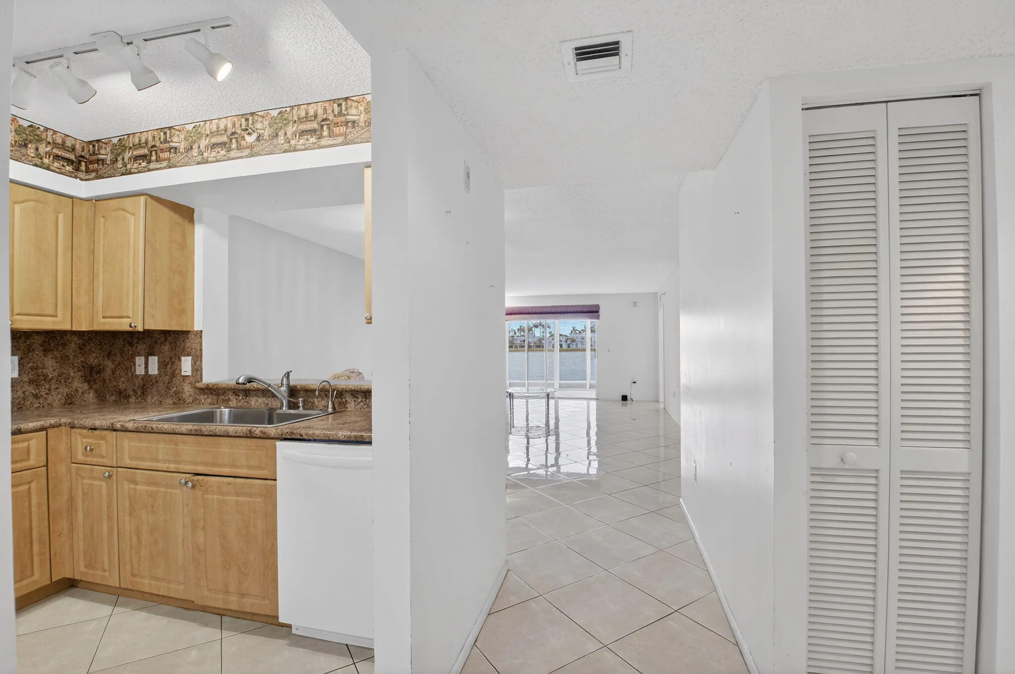 Property Slideshow image 4 of 74 | 6112 huntwick ter 106, Delray Beach, FL, 33484