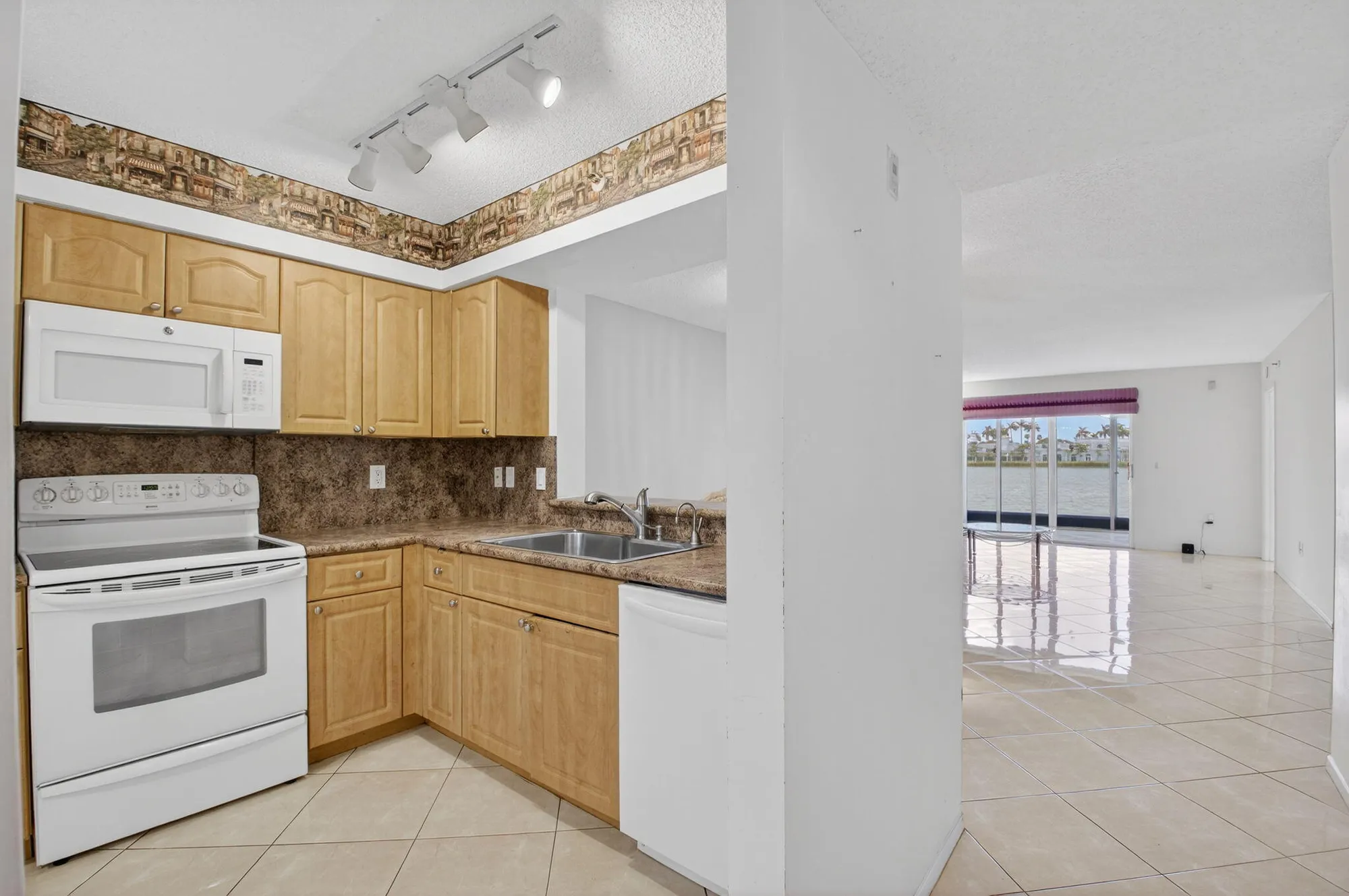 Property Slideshow image 8 of 74 | 6112 huntwick ter 106, Delray Beach, FL, 33484