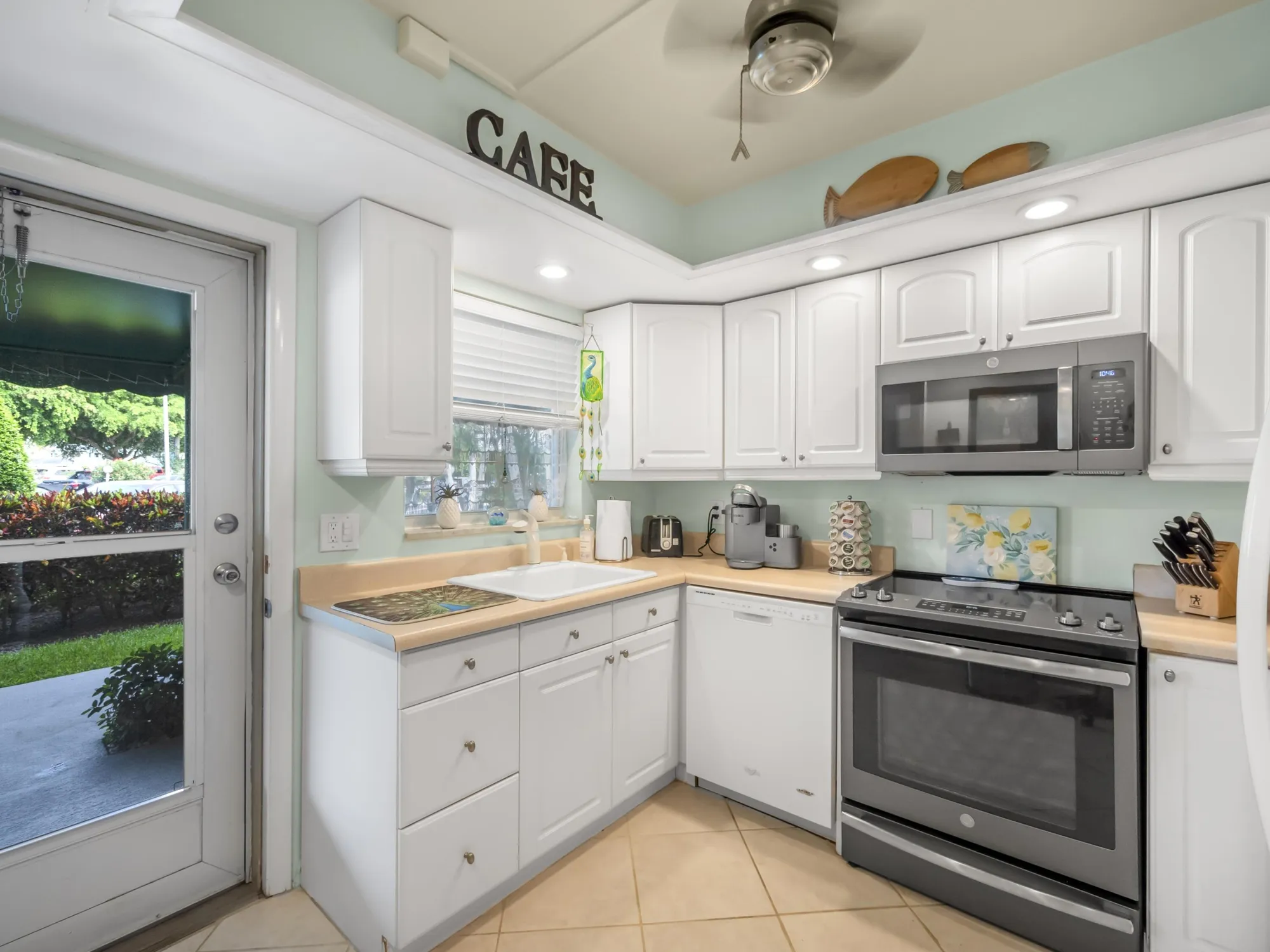 Property Slideshow image 11 of 27 | 52 yacht club dr apt 103, North Palm Beach, FL, 33408