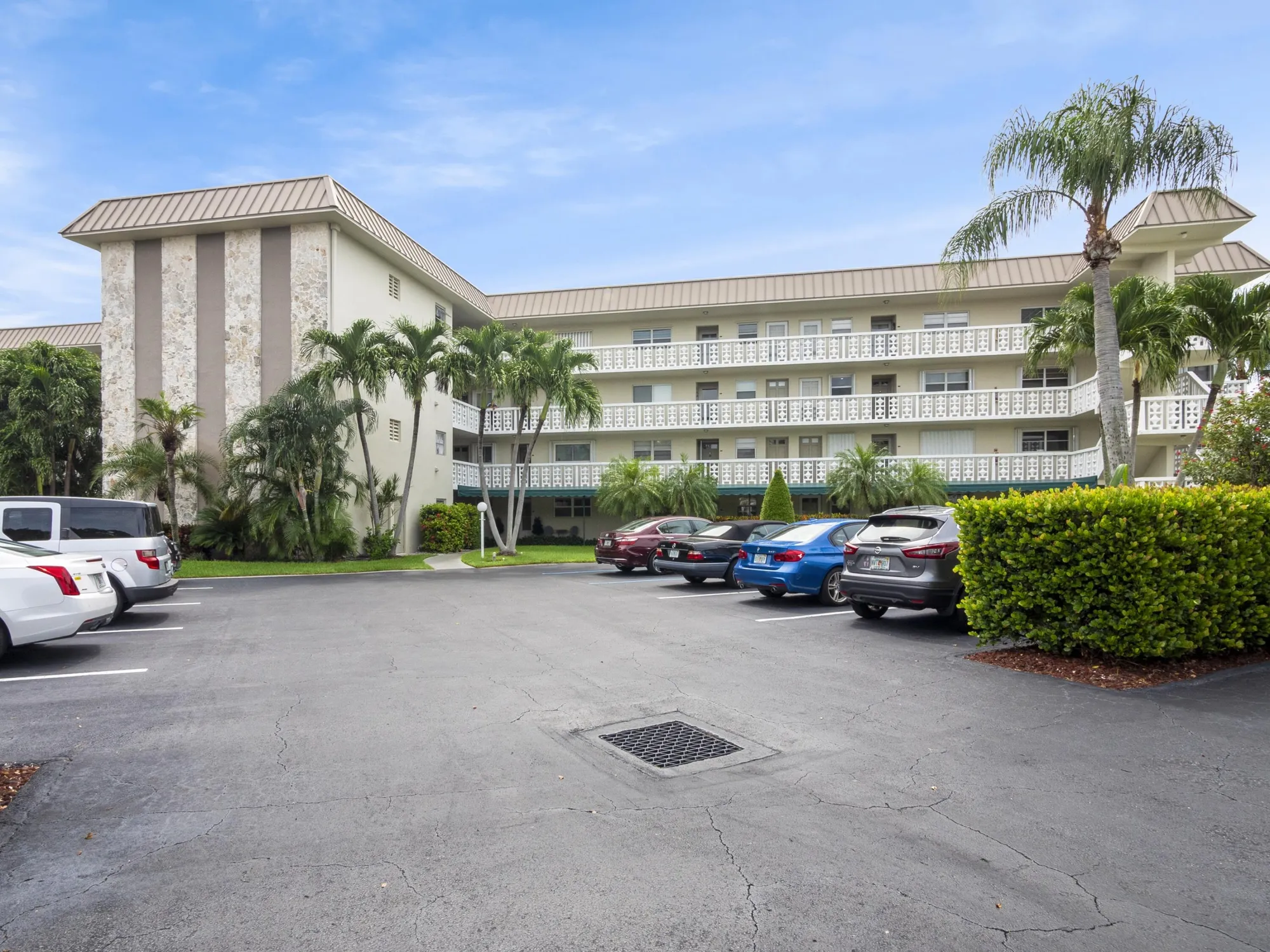 Property Slideshow image 17 of 27 | 52 yacht club dr apt 103, North Palm Beach, FL, 33408