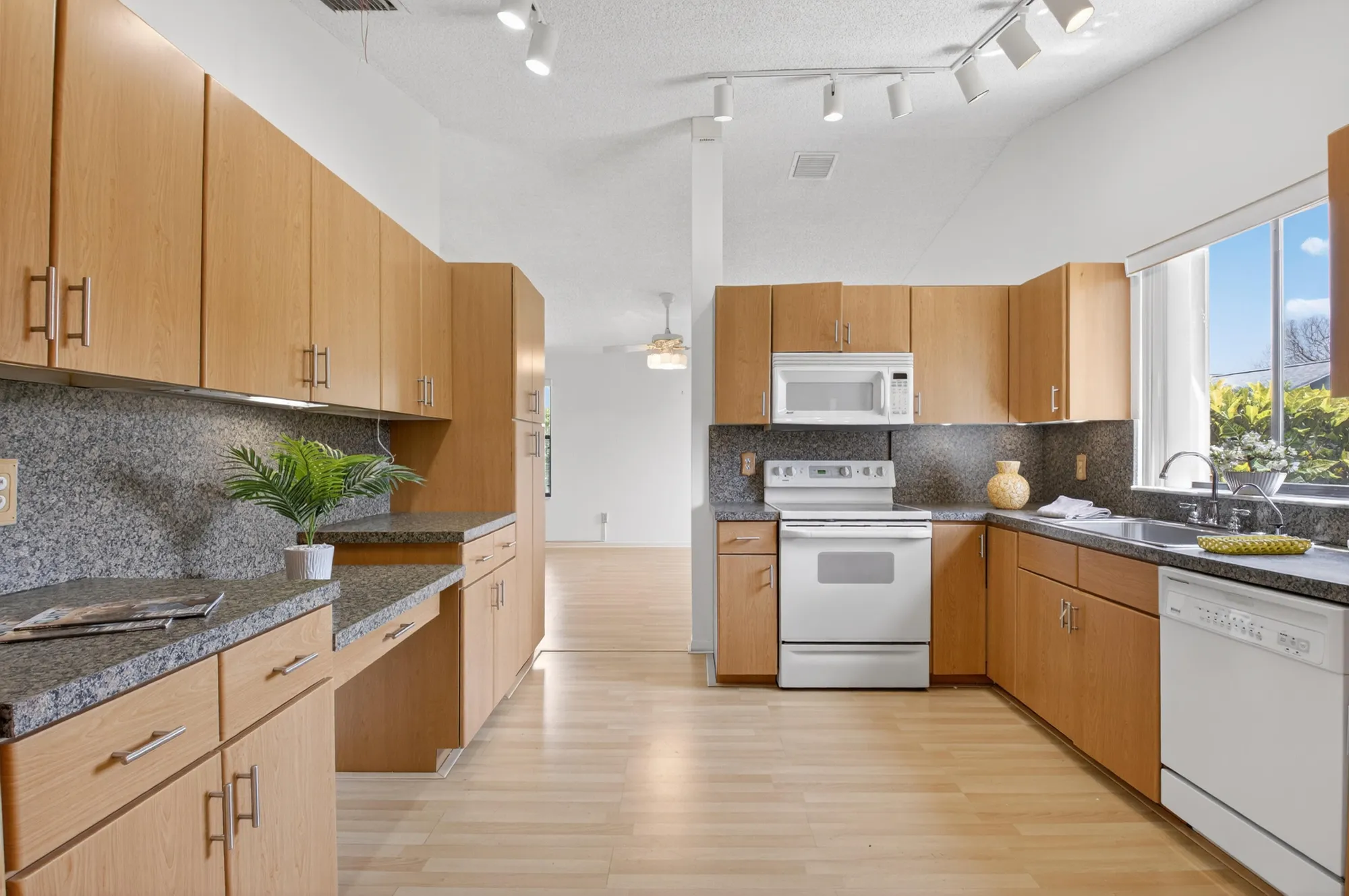 Property Slideshow image 8 of 65 | 2915 nw 14th st, Delray Beach, FL, 33445