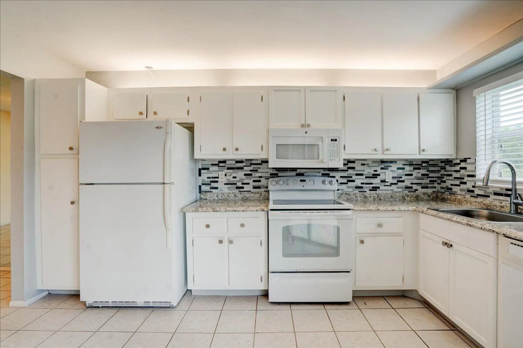 Property Slideshow image 14 of 44 | 3465 via poinciana 103, Lake Worth, FL, 33467