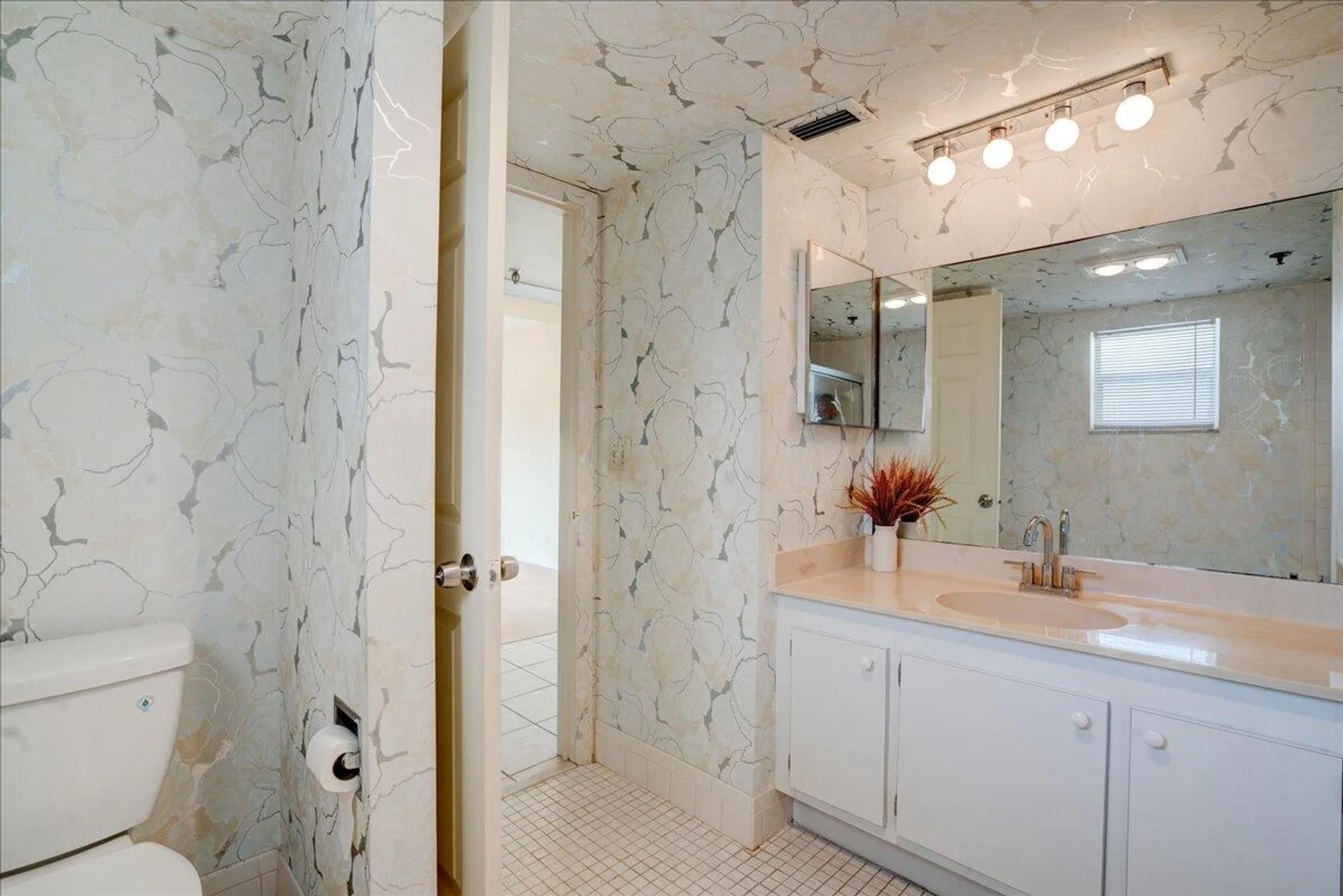 Property Slideshow image 28 of 44 | 3465 via poinciana 103, Lake Worth, FL, 33467