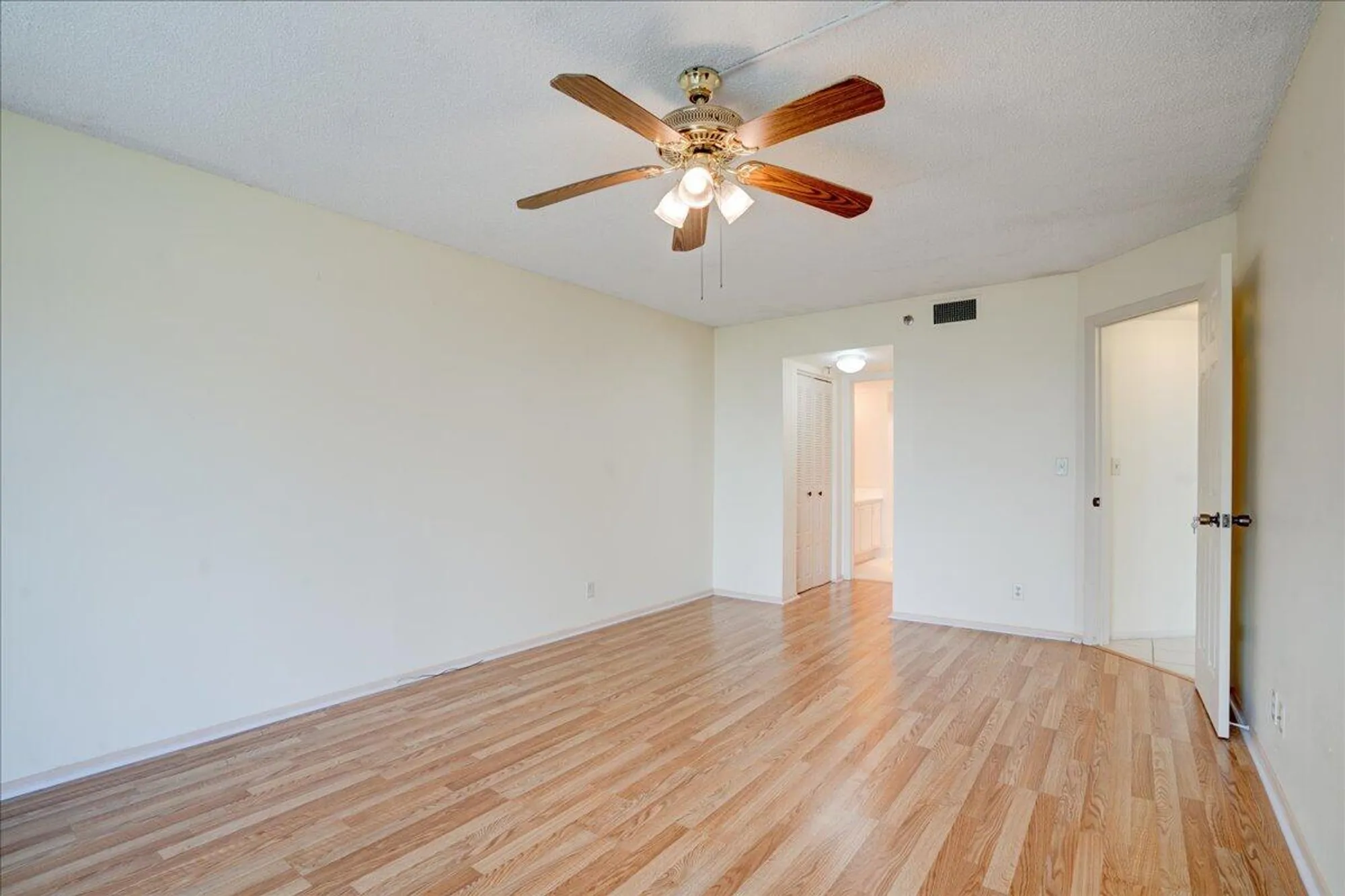 Property Slideshow image 19 of 44 | 3465 via poinciana 103, Lake Worth, FL, 33467