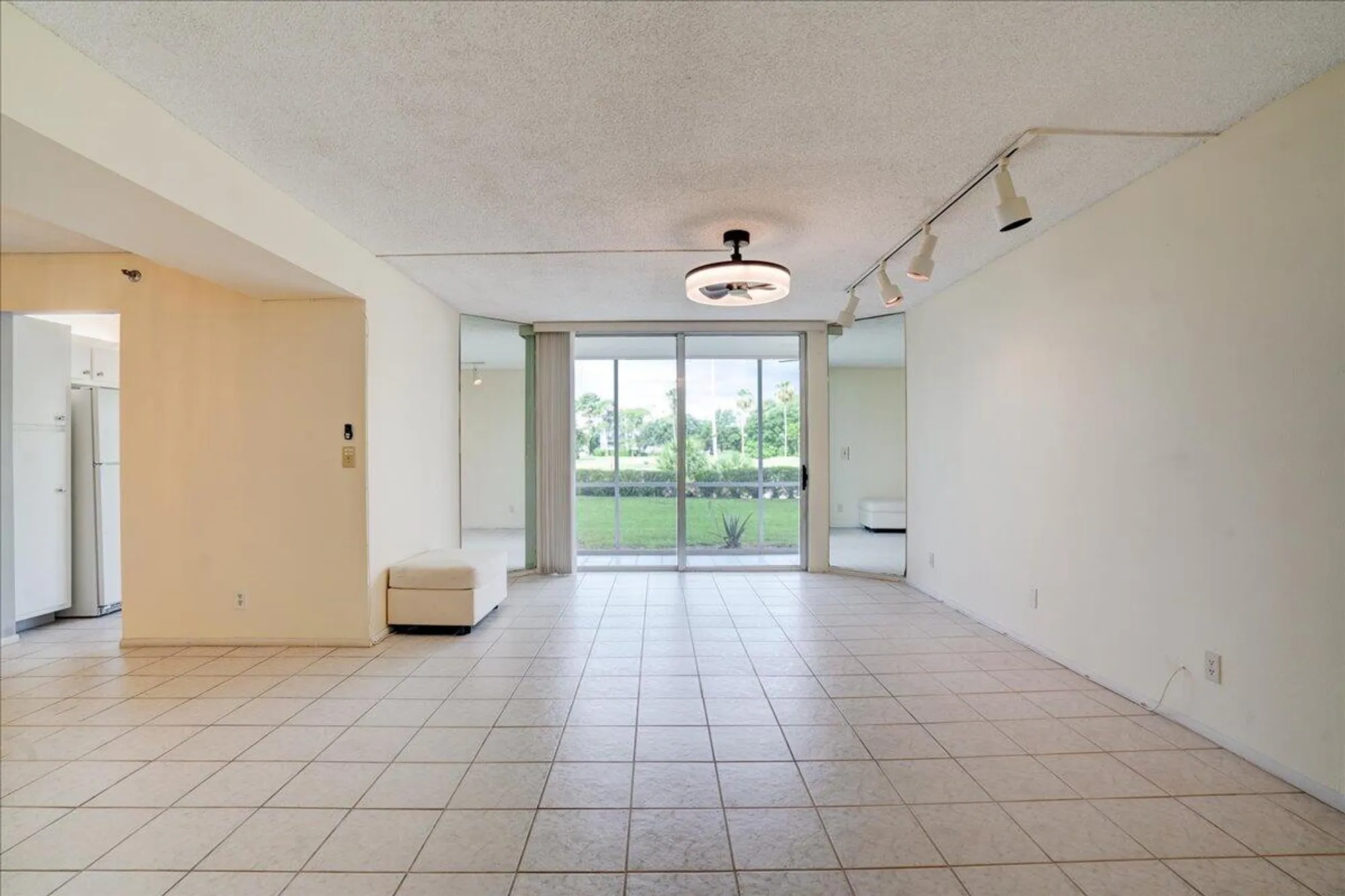 Property Slideshow image 8 of 44 | 3465 via poinciana 103, Lake Worth, FL, 33467