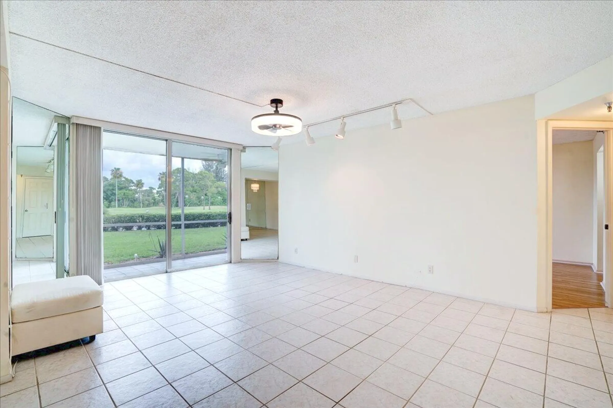Property Slideshow image 9 of 44 | 3465 via poinciana 103, Lake Worth, FL, 33467