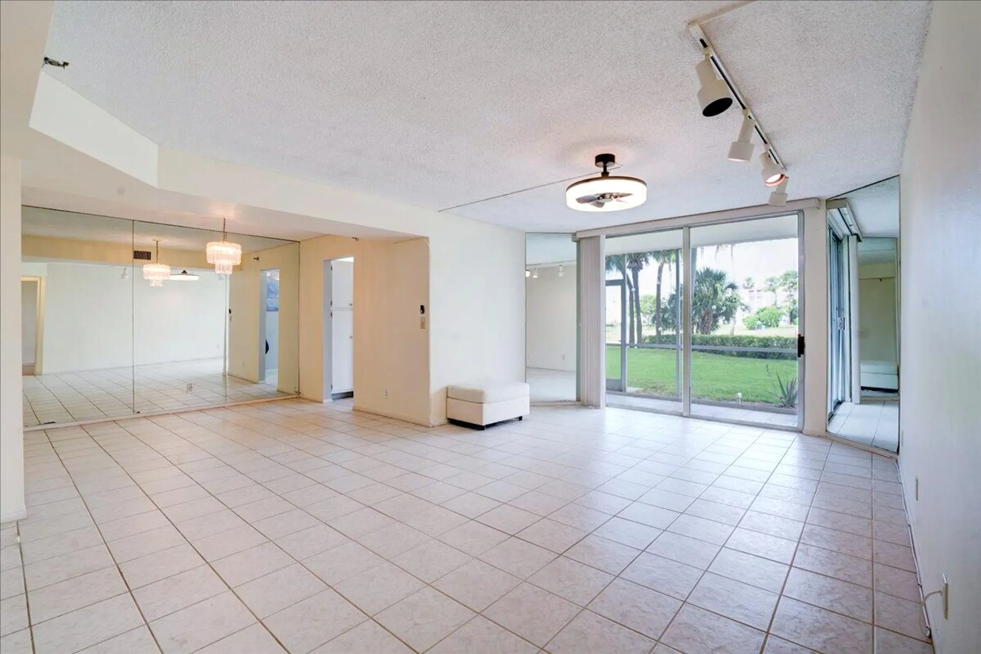 Property Slideshow image 7 of 44 | 3465 via poinciana 103, Lake Worth, FL, 33467