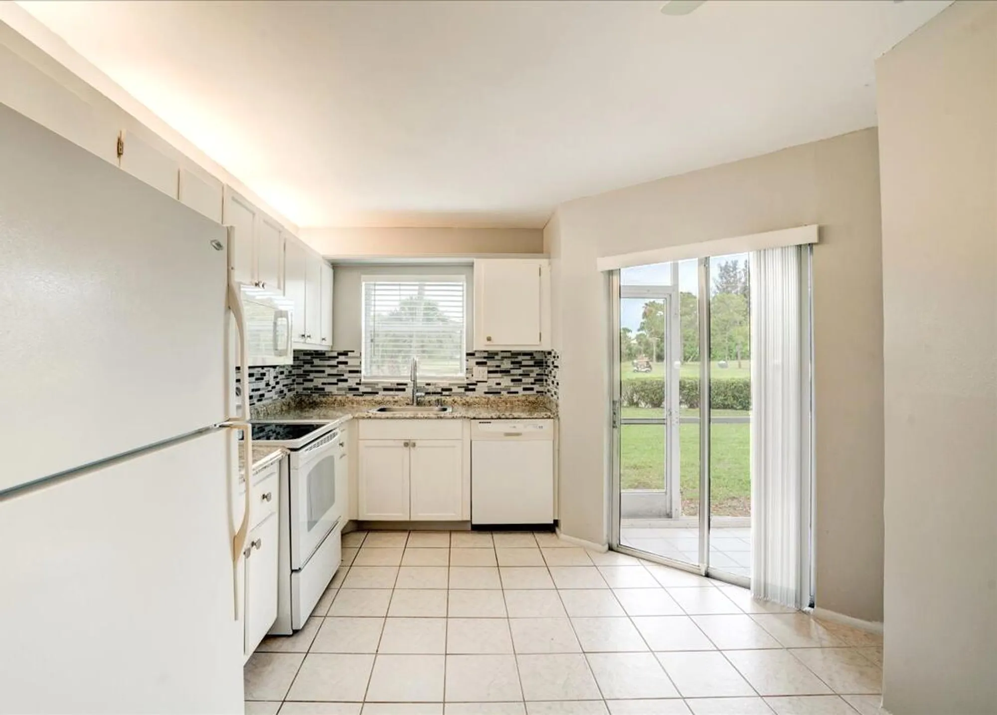 Property Slideshow image 12 of 44 | 3465 via poinciana 103, Lake Worth, FL, 33467