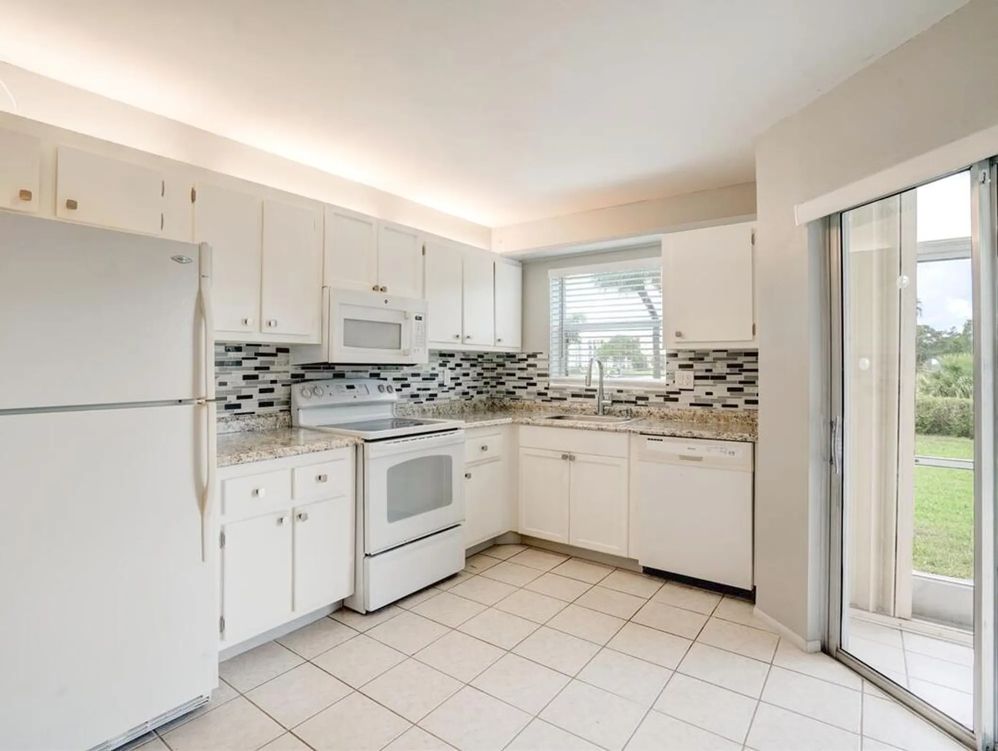 Property Slideshow image 10 of 44 | 3465 via poinciana 103, Lake Worth, FL, 33467