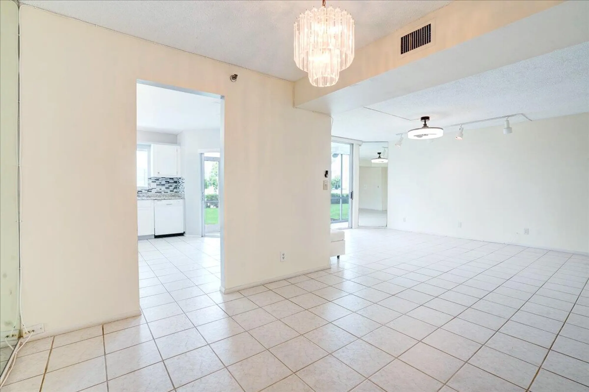 Property Slideshow image 11 of 44 | 3465 via poinciana 103, Lake Worth, FL, 33467