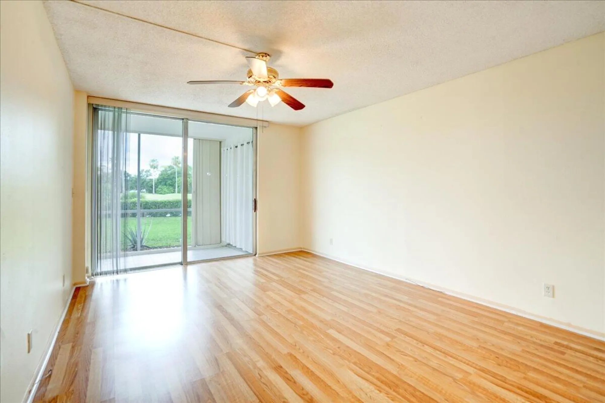 Property Slideshow image 17 of 44 | 3465 via poinciana 103, Lake Worth, FL, 33467