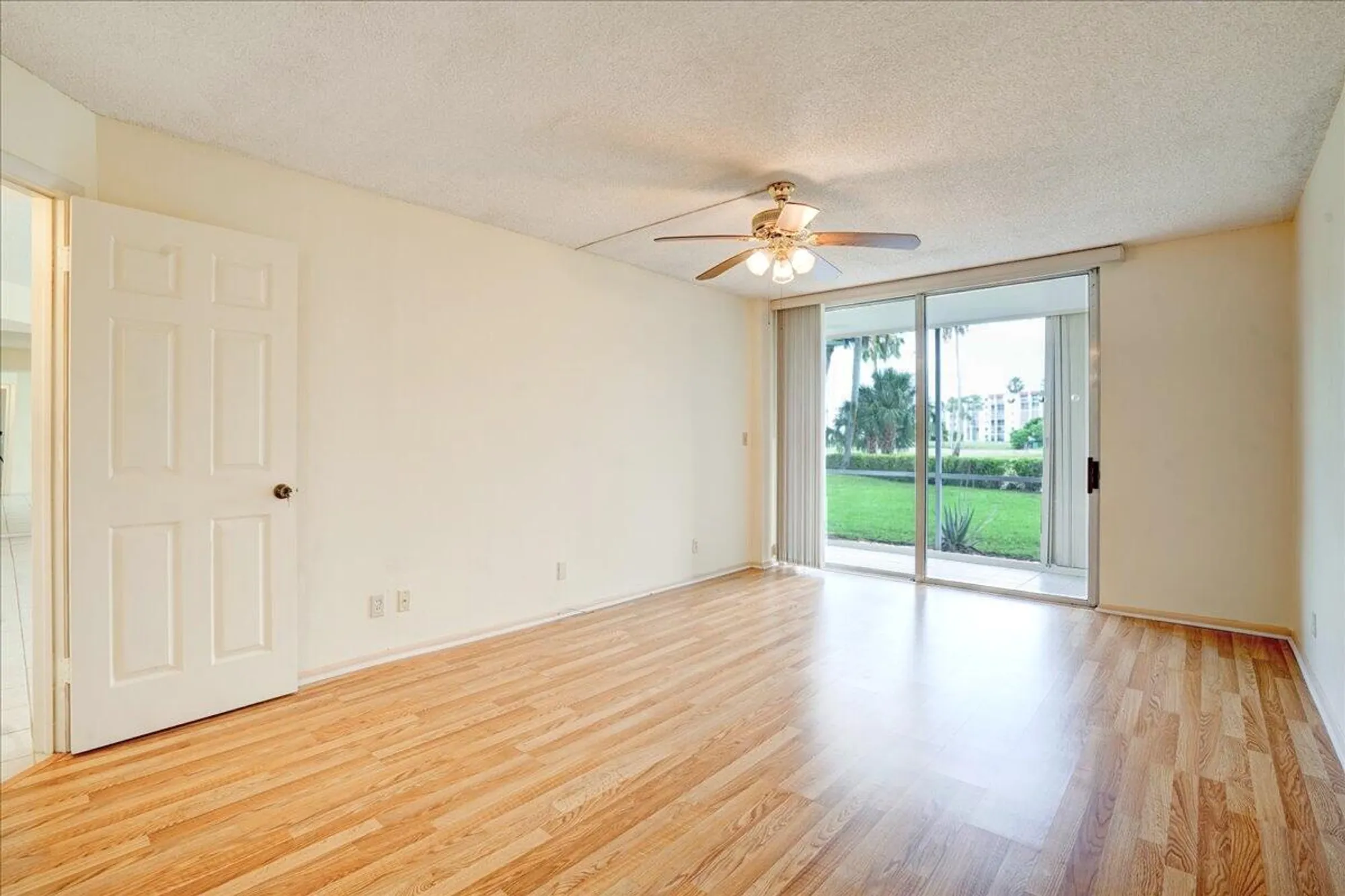 Property Slideshow image 18 of 44 | 3465 via poinciana 103, Lake Worth, FL, 33467