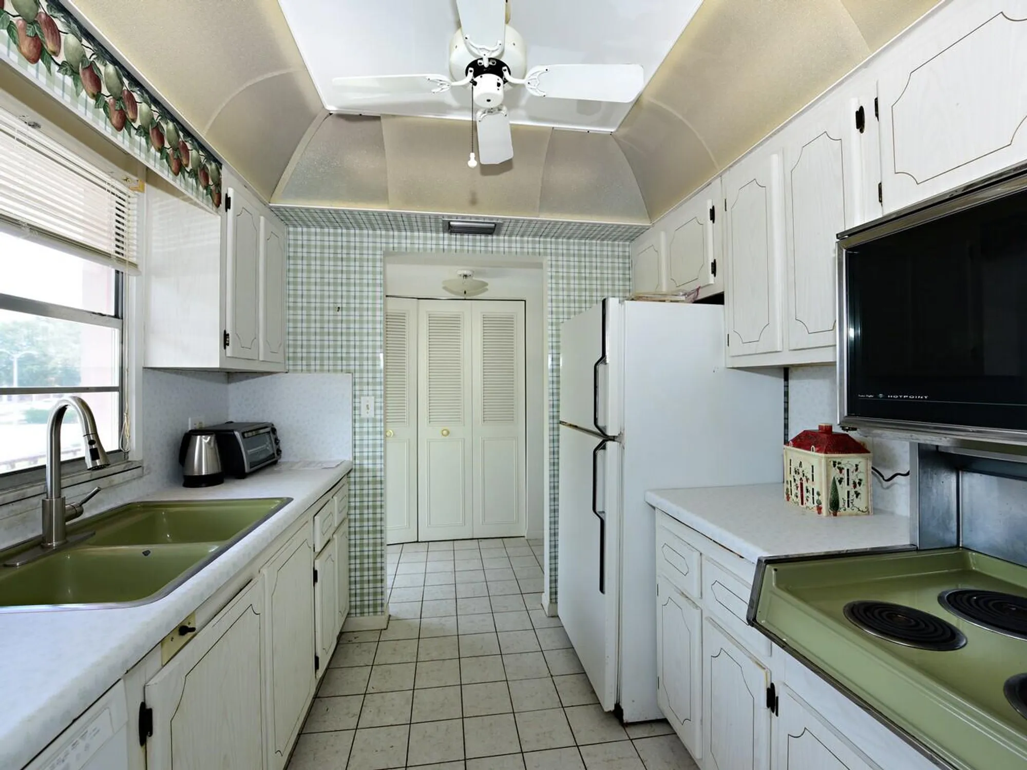 Property Slideshow image 4 of 17 | 2 golfs edge f, West Palm Beach, FL, 33417