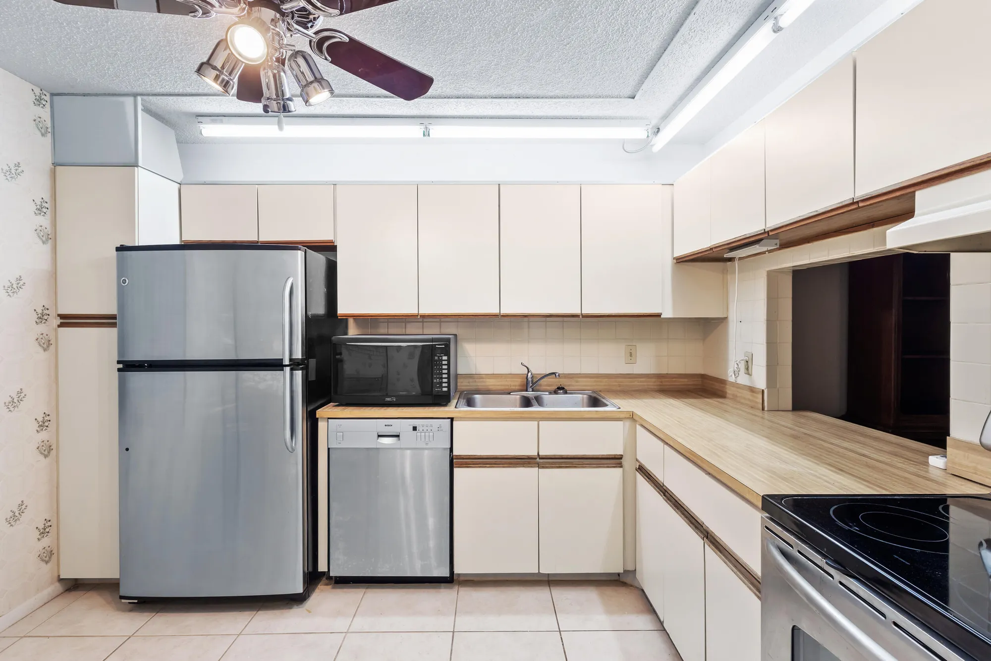 Property Slideshow image 6 of 22 | 150 lake nancy ln 223, West Palm Beach, FL, 33411