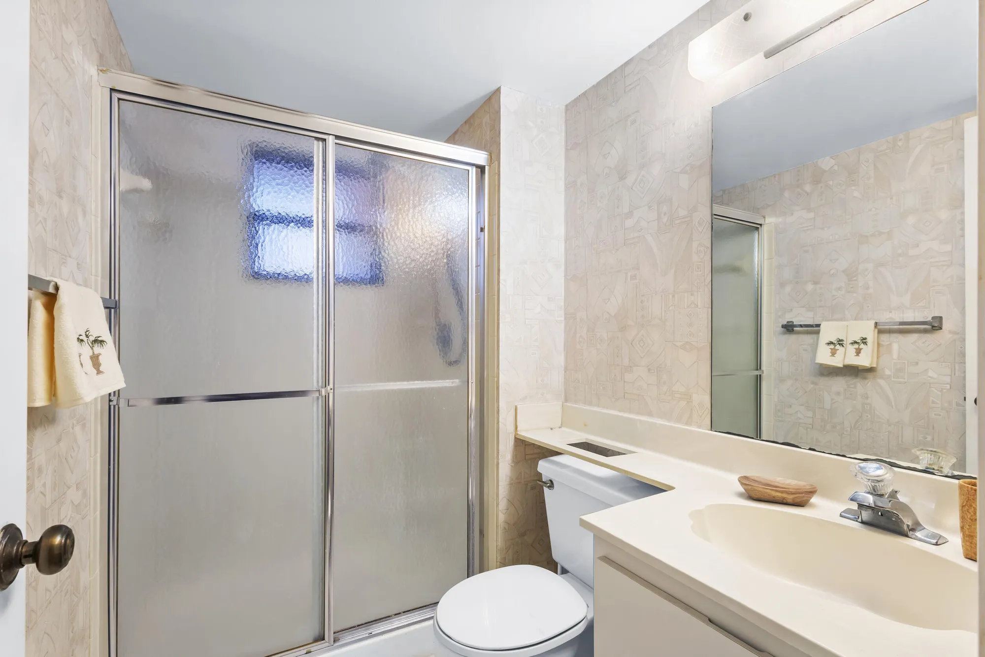 Property Slideshow image 11 of 22 | 150 lake nancy ln 223, West Palm Beach, FL, 33411