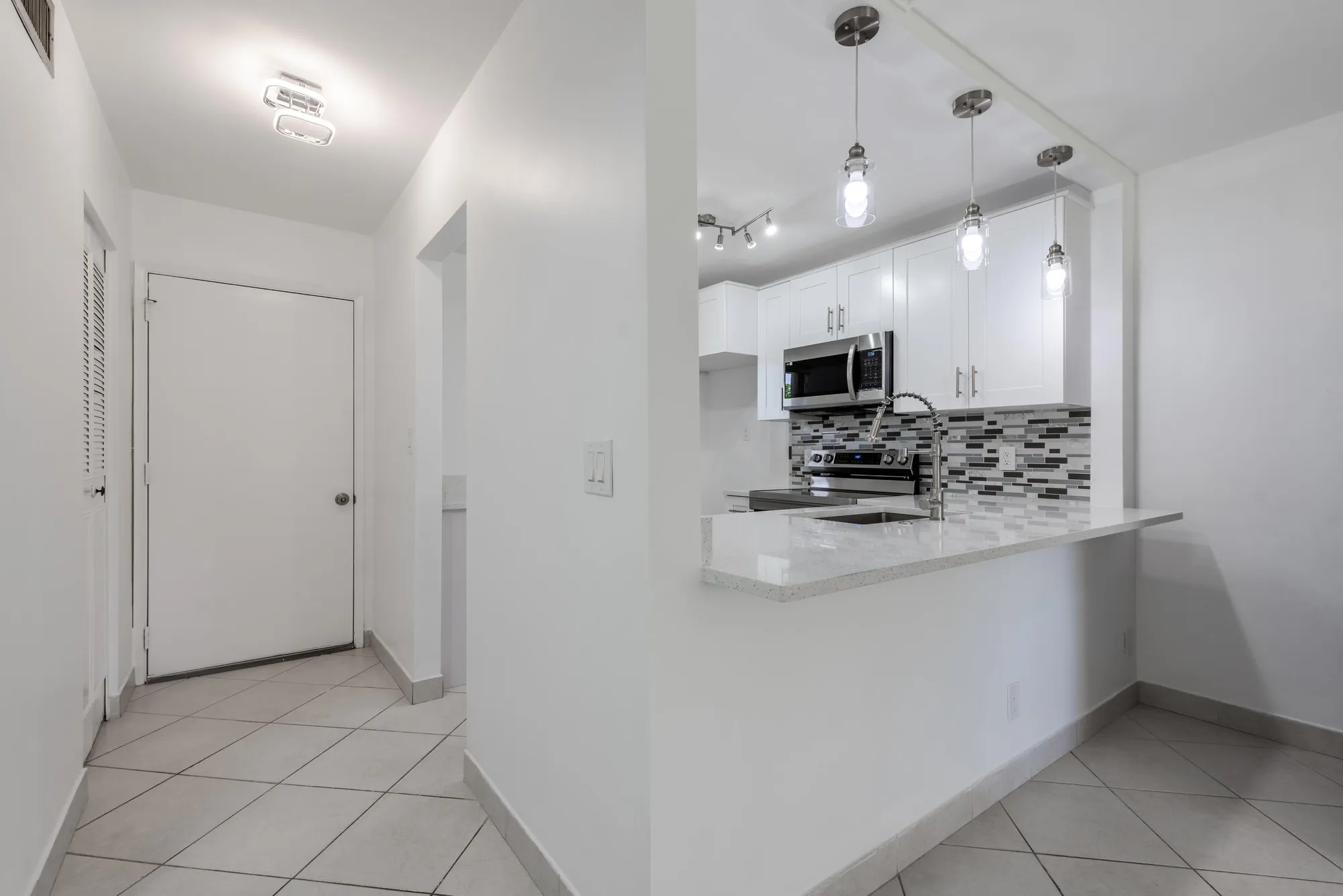 Property Slideshow image 4 of 13 | 2991 garden dr 106, Lake Worth, FL, 33461