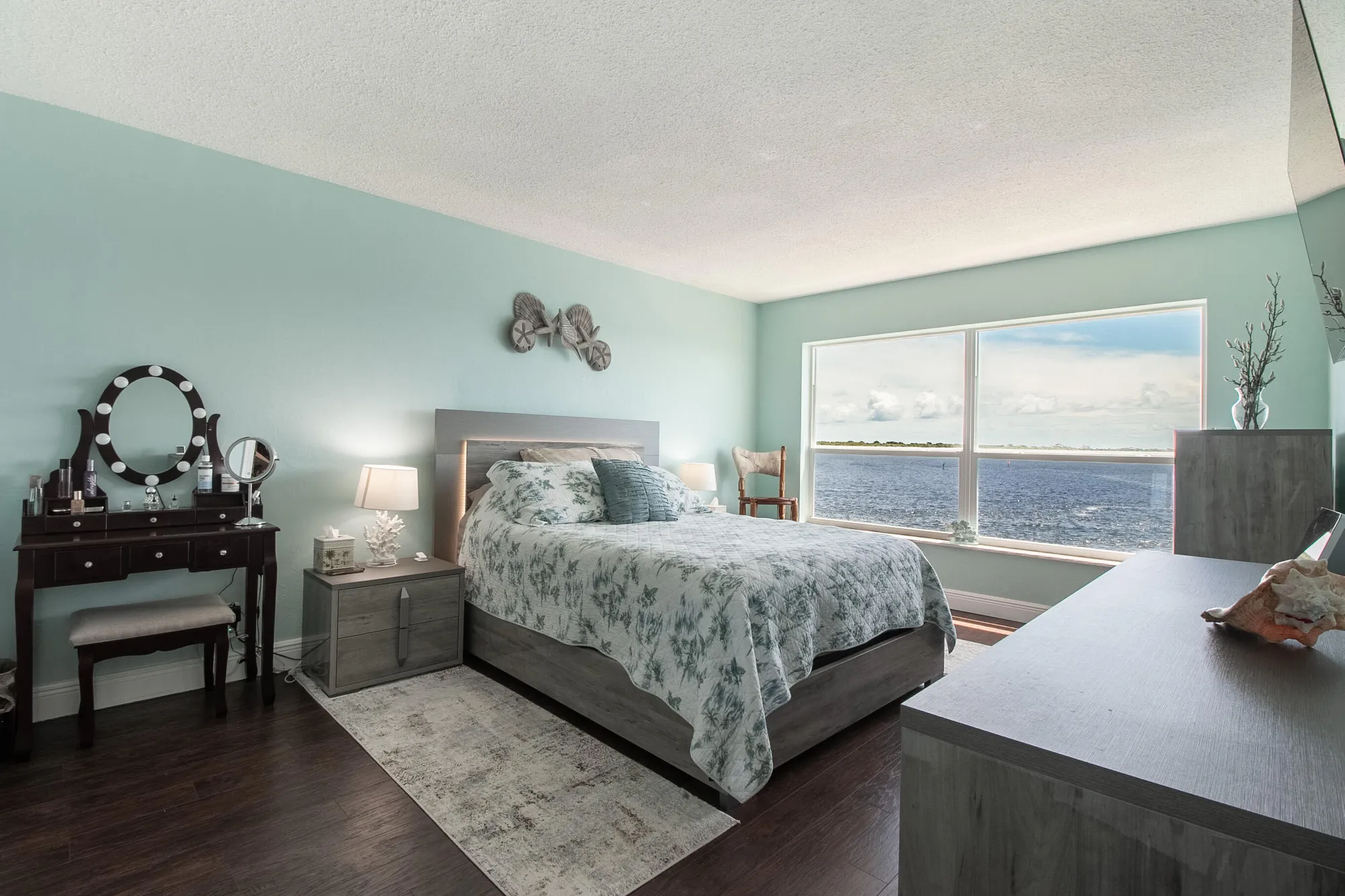Property Slideshow image 14 of 29 | 52 yacht club dr apt 303, North Palm Beach, FL, 33408