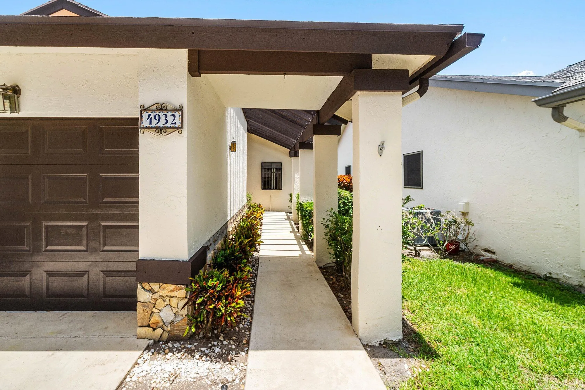 Property Slideshow image 4 of 40 | 4932 boxwood cir, Boynton Beach, FL, 33436