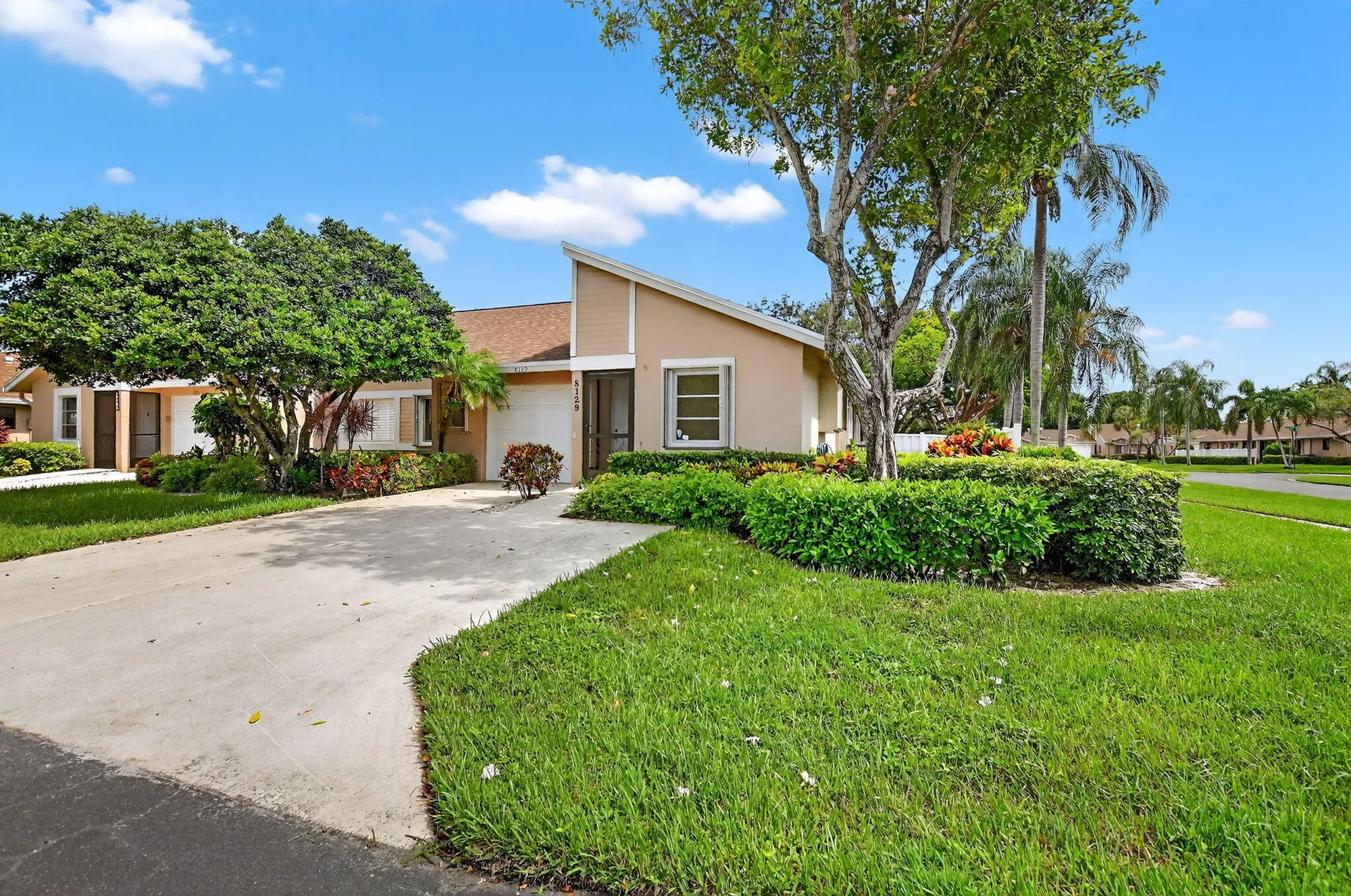 Property Slideshow image 2 of 65 | 8129 springtree rd, Boca Raton, FL, 33496