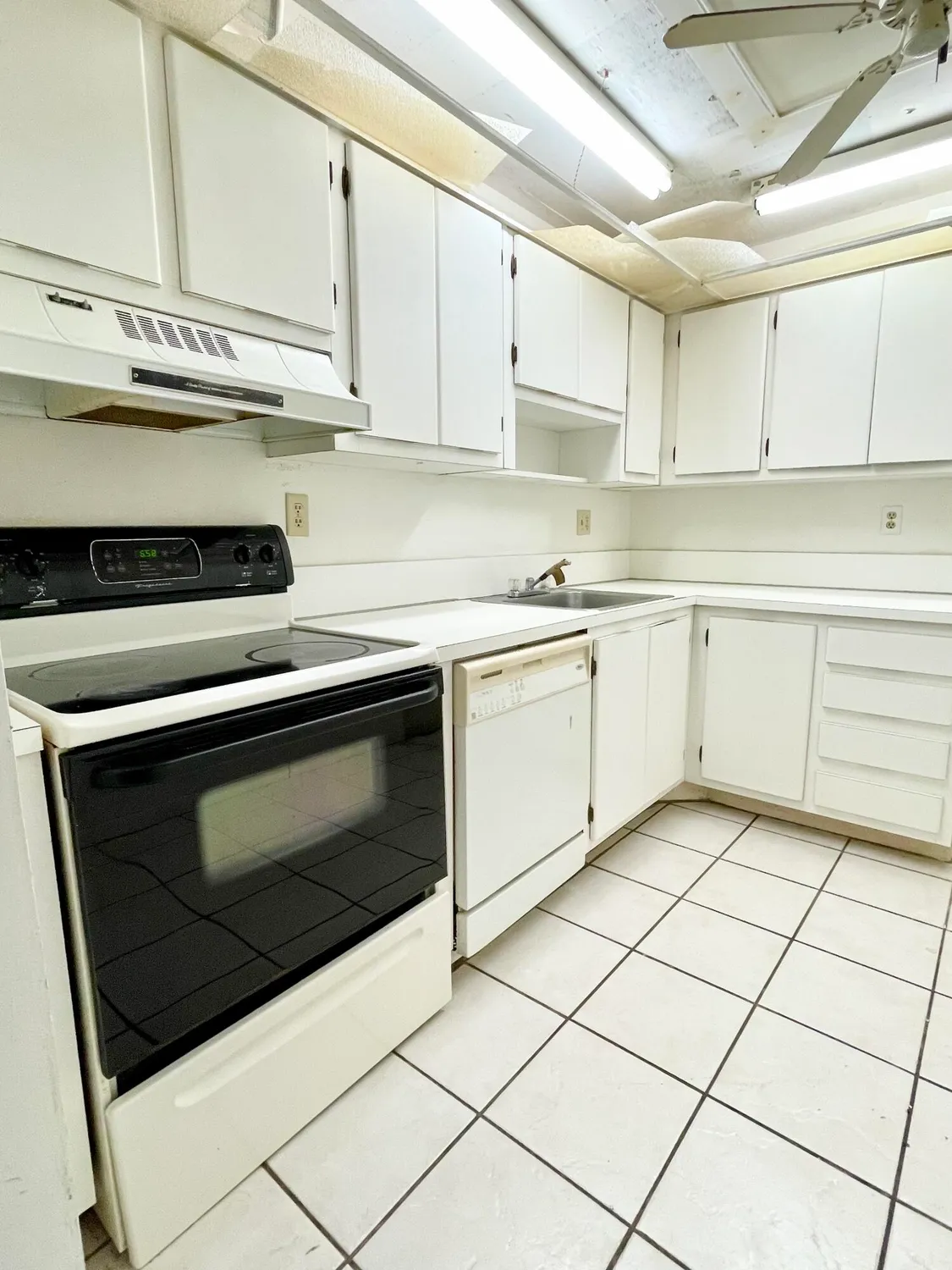 Property Slideshow image 9 of 19 | 6451 n university dr apt 107, Tamarac, FL, 33321
