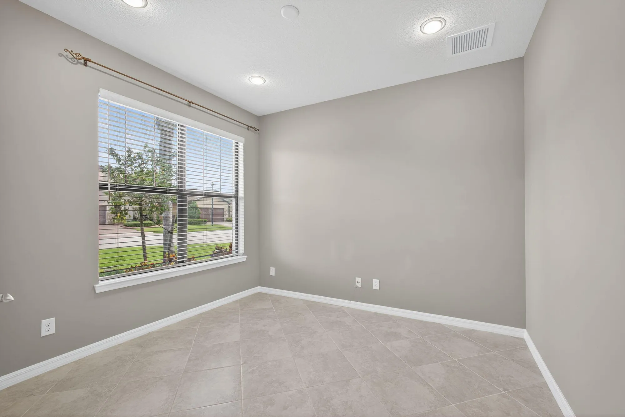 Property Slideshow image 6 of 77 | 194 se courances dr, Port Saint Lucie, FL, 34984