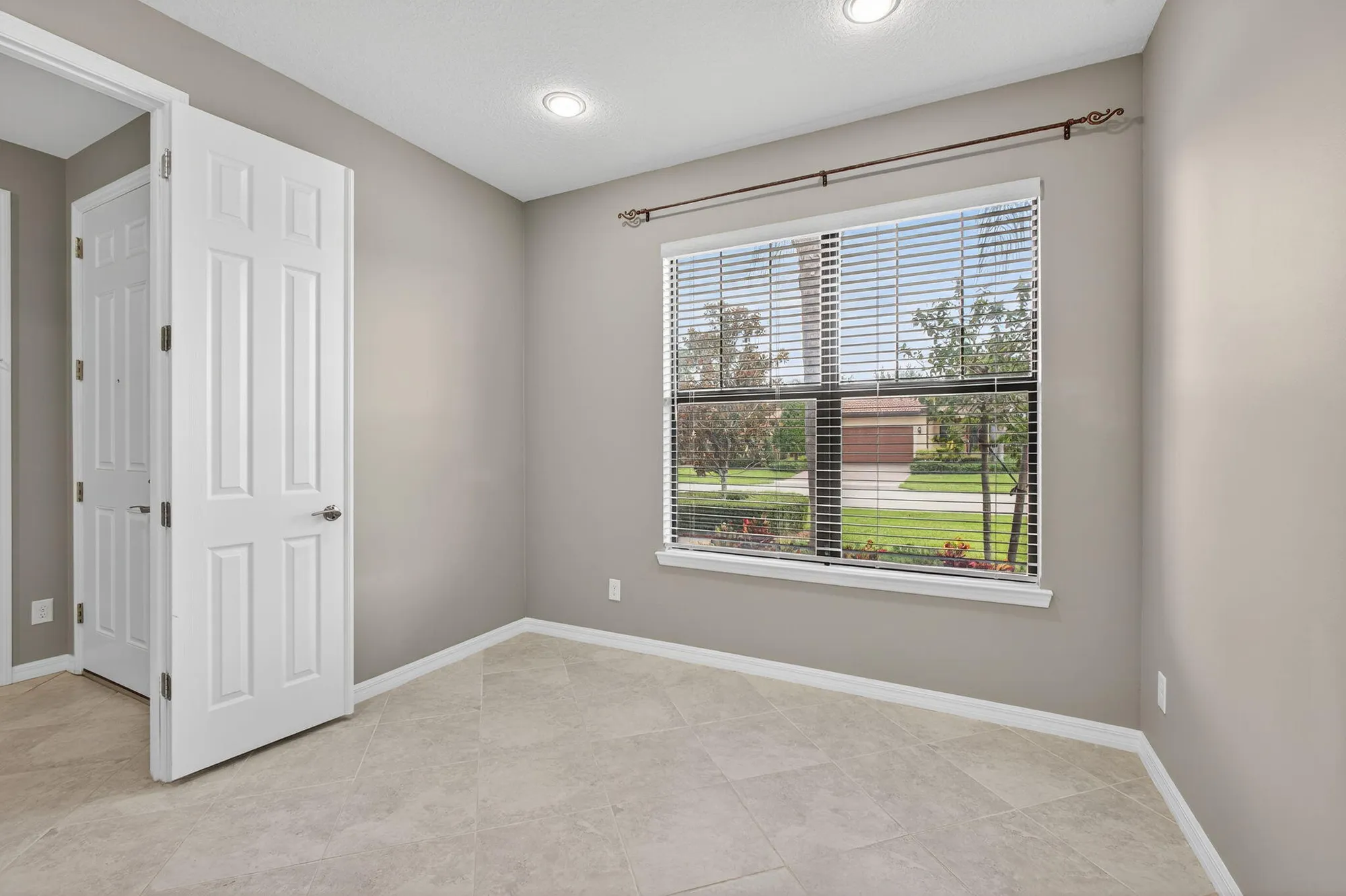 Property Slideshow image 8 of 77 | 194 se courances dr, Port Saint Lucie, FL, 34984
