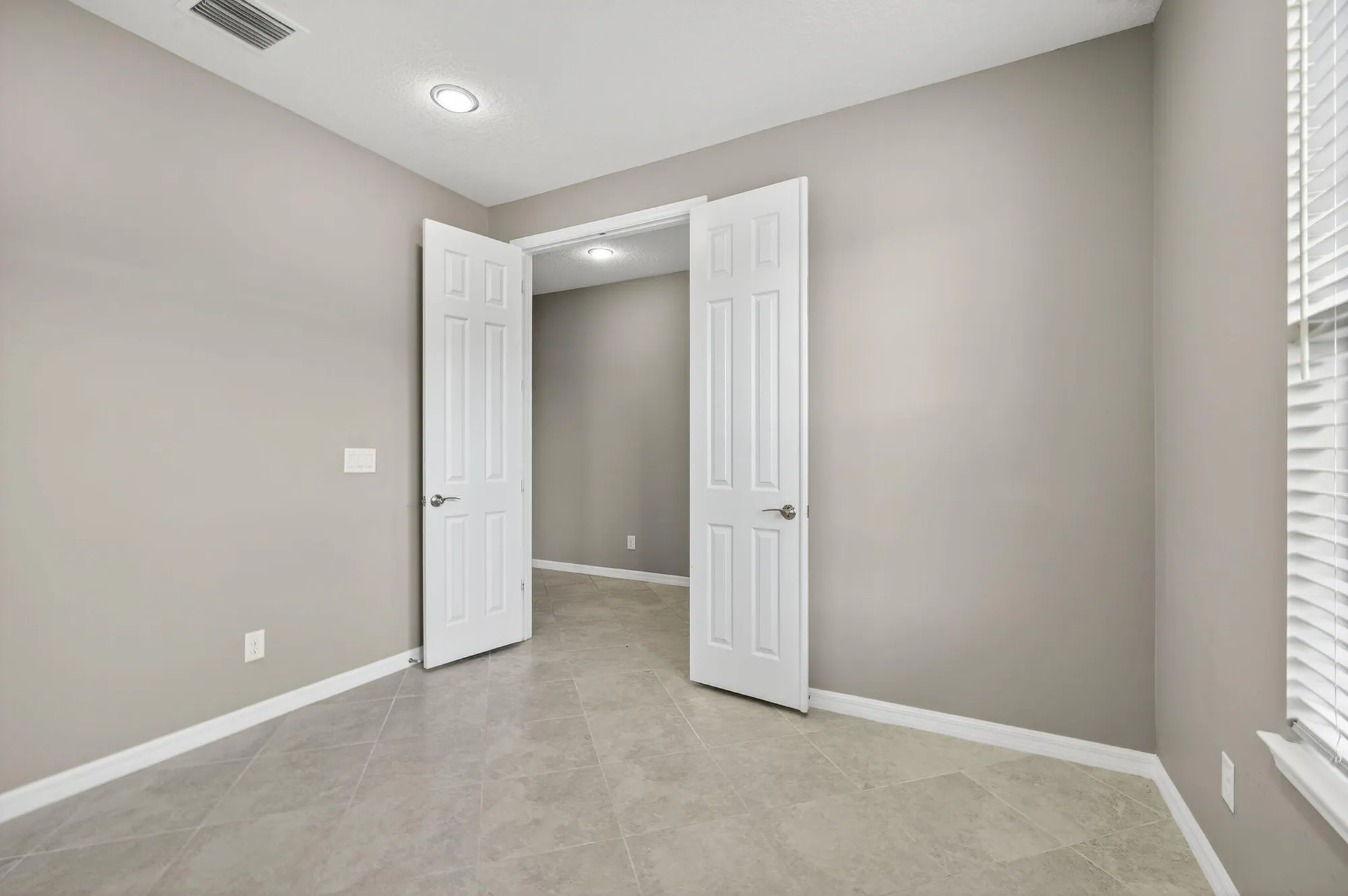 Property Slideshow image 7 of 77 | 194 se courances dr, Port Saint Lucie, FL, 34984