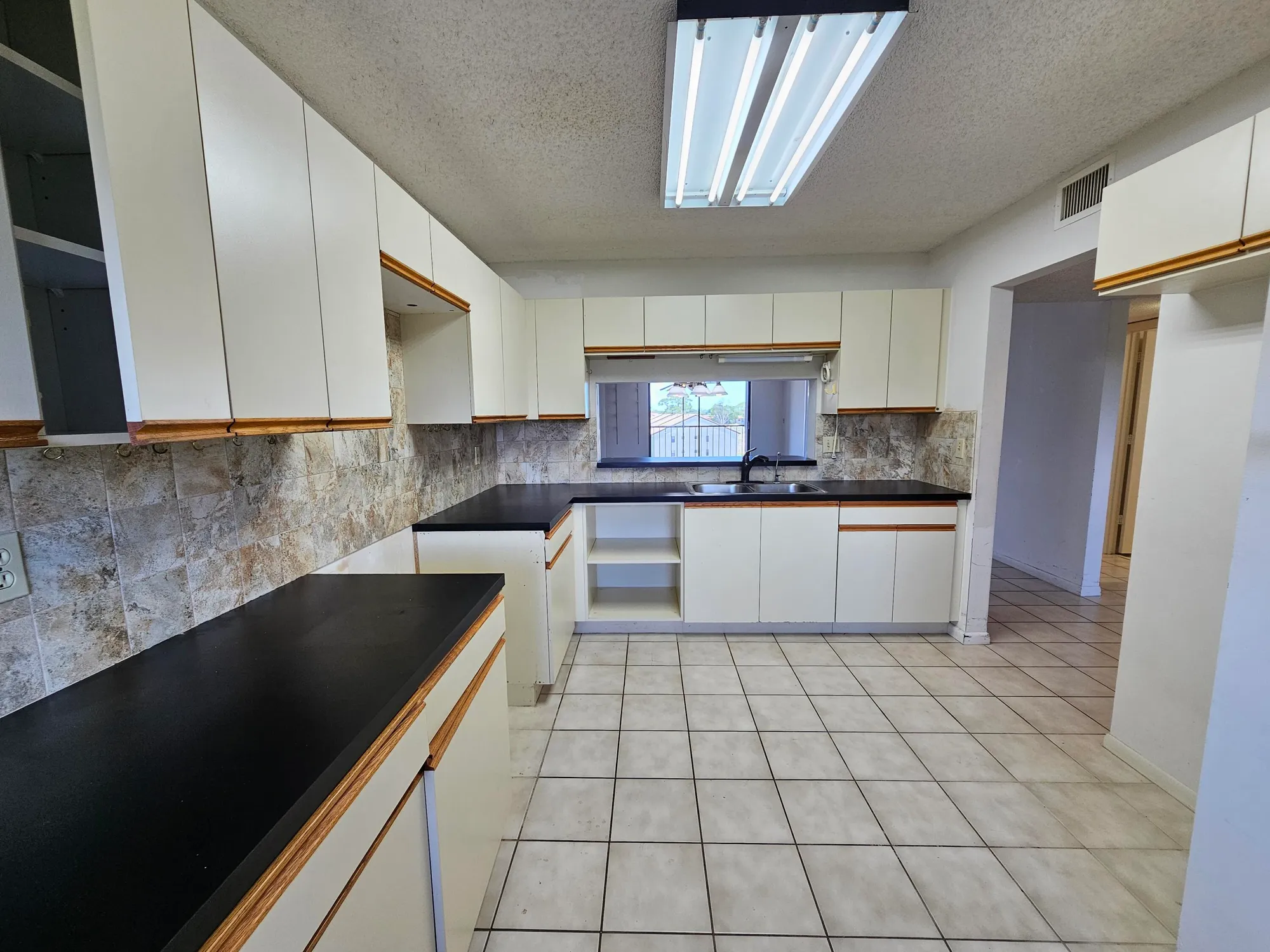 Property Slideshow image 4 of 17 | 4725 lucerne lakes blvd 413, Lake Worth, FL, 33467