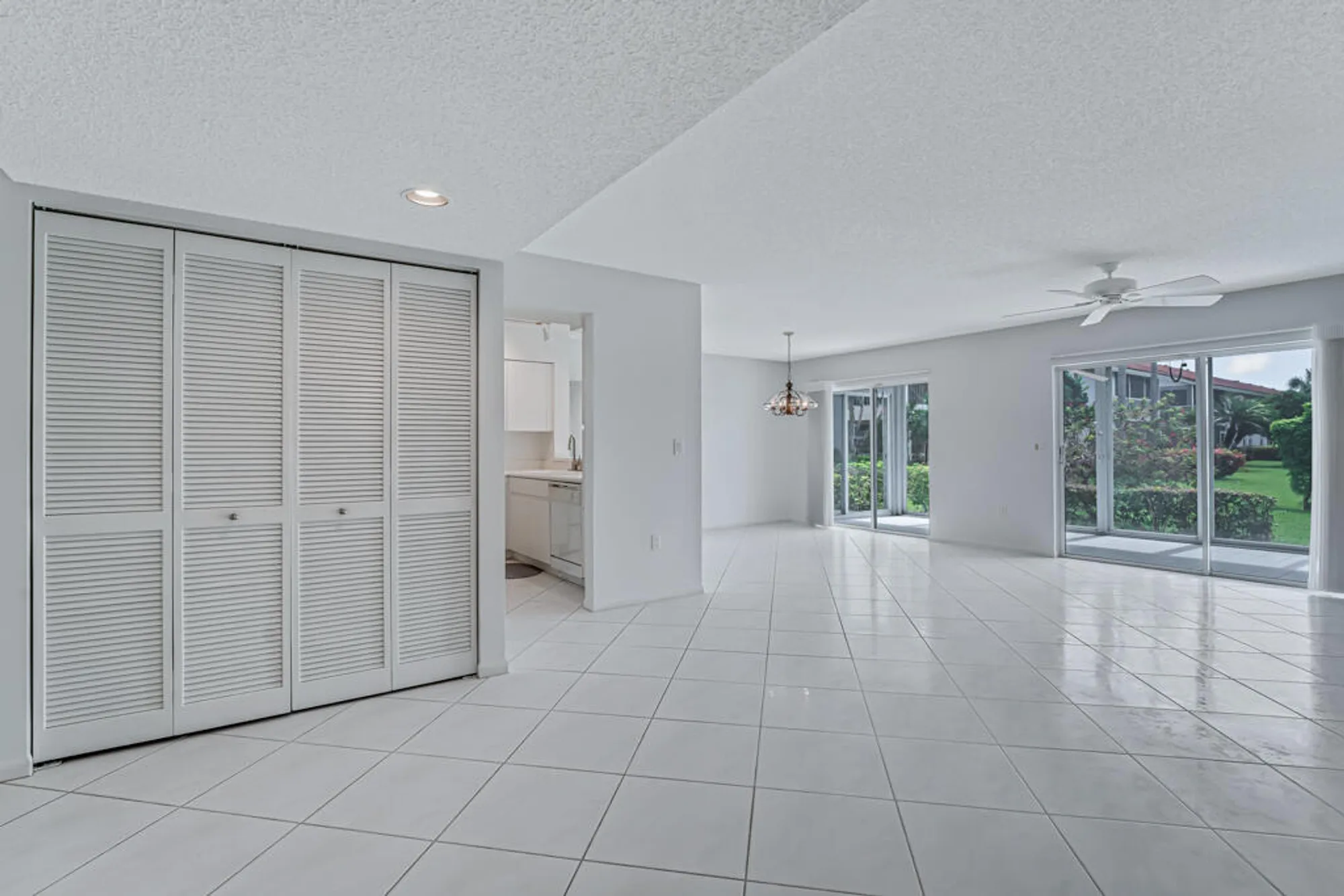 Property Slideshow image 10 of 40 | 7372 lake meadow way 101, Boynton Beach, FL, 33437