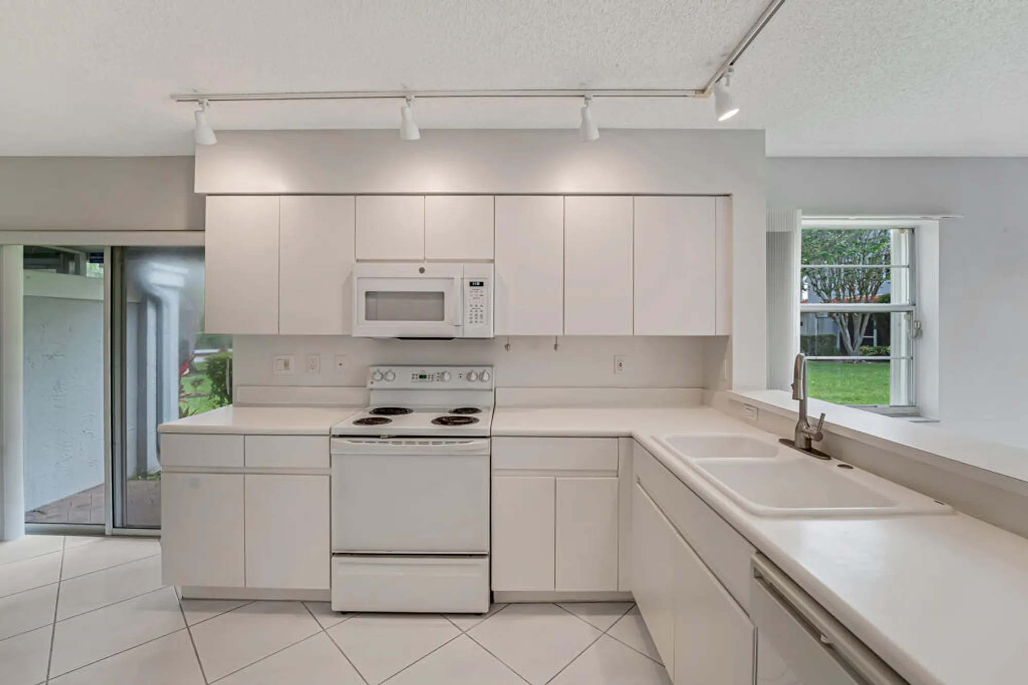 Property Slideshow image 14 of 40 | 7372 lake meadow way 101, Boynton Beach, FL, 33437