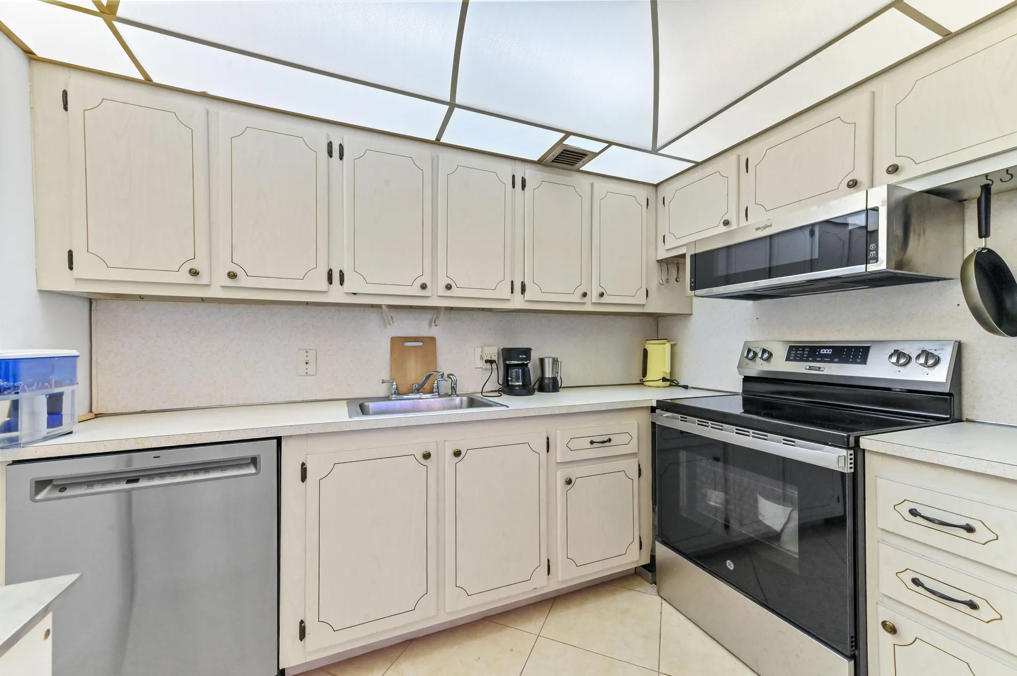 Property Slideshow image 10 of 52 | 4031 lyndhurst j, Deerfield Beach, FL, 33442