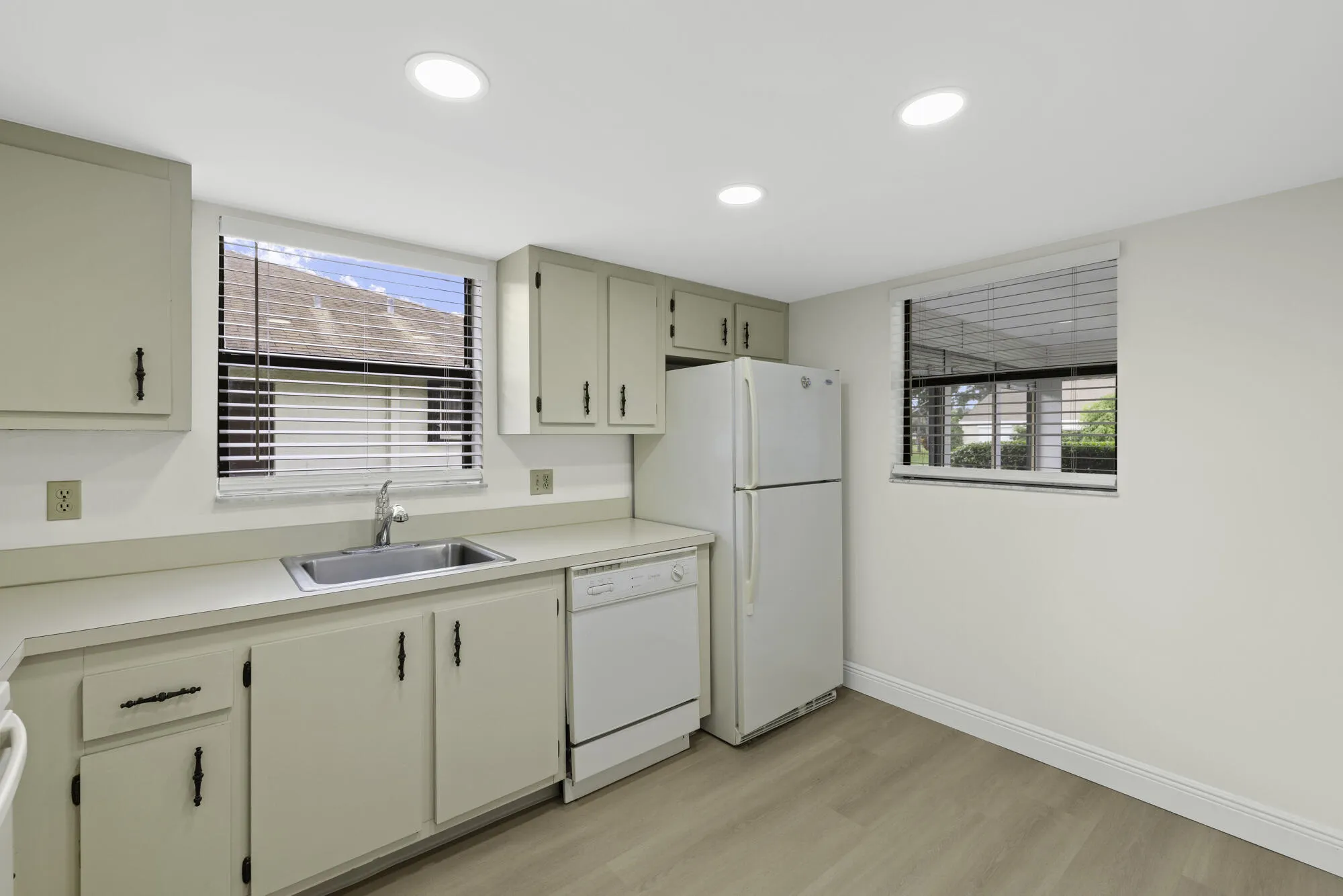 Property Slideshow image 15 of 39 | 6370 lakemont cir, Greenacres, FL, 33463