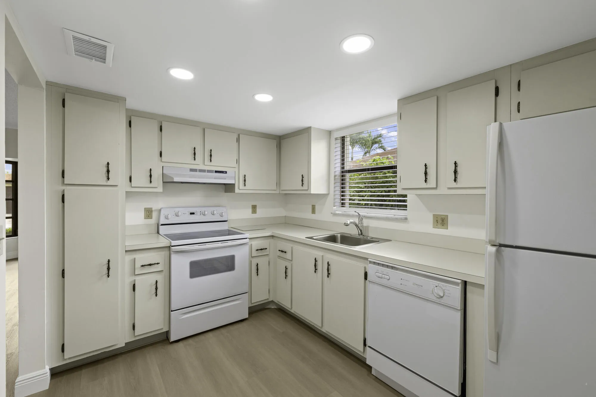 Property Slideshow image 16 of 39 | 6370 lakemont cir, Greenacres, FL, 33463