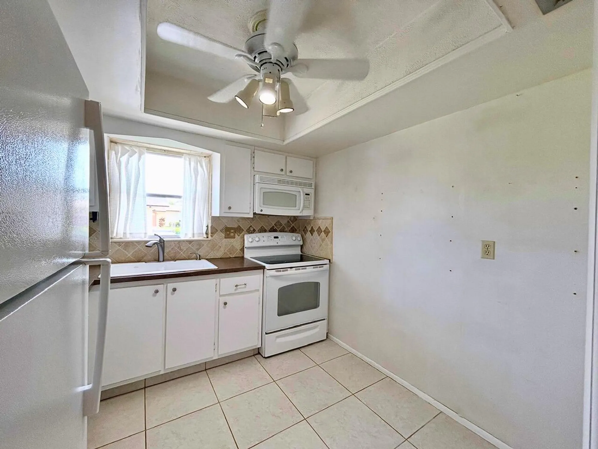 Property Slideshow image 3 of 43 | 2802 crosley dr d, West Palm Beach, FL, 33415