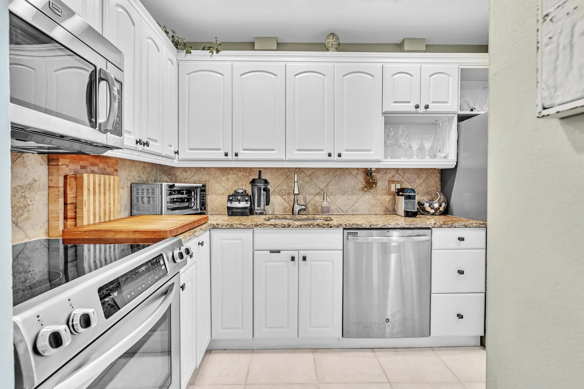 Property Slideshow image 13 of 55 | 33 colonial club dr apt 204, Boynton Beach, FL, 33435