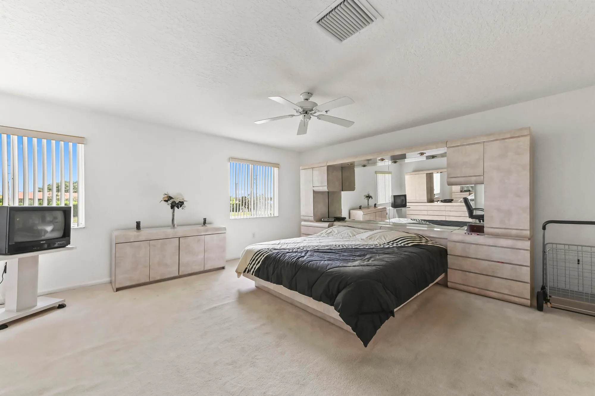 Property Slideshow image 16 of 49 | 5952 regal glen dr 207, Boynton Beach, FL, 33437