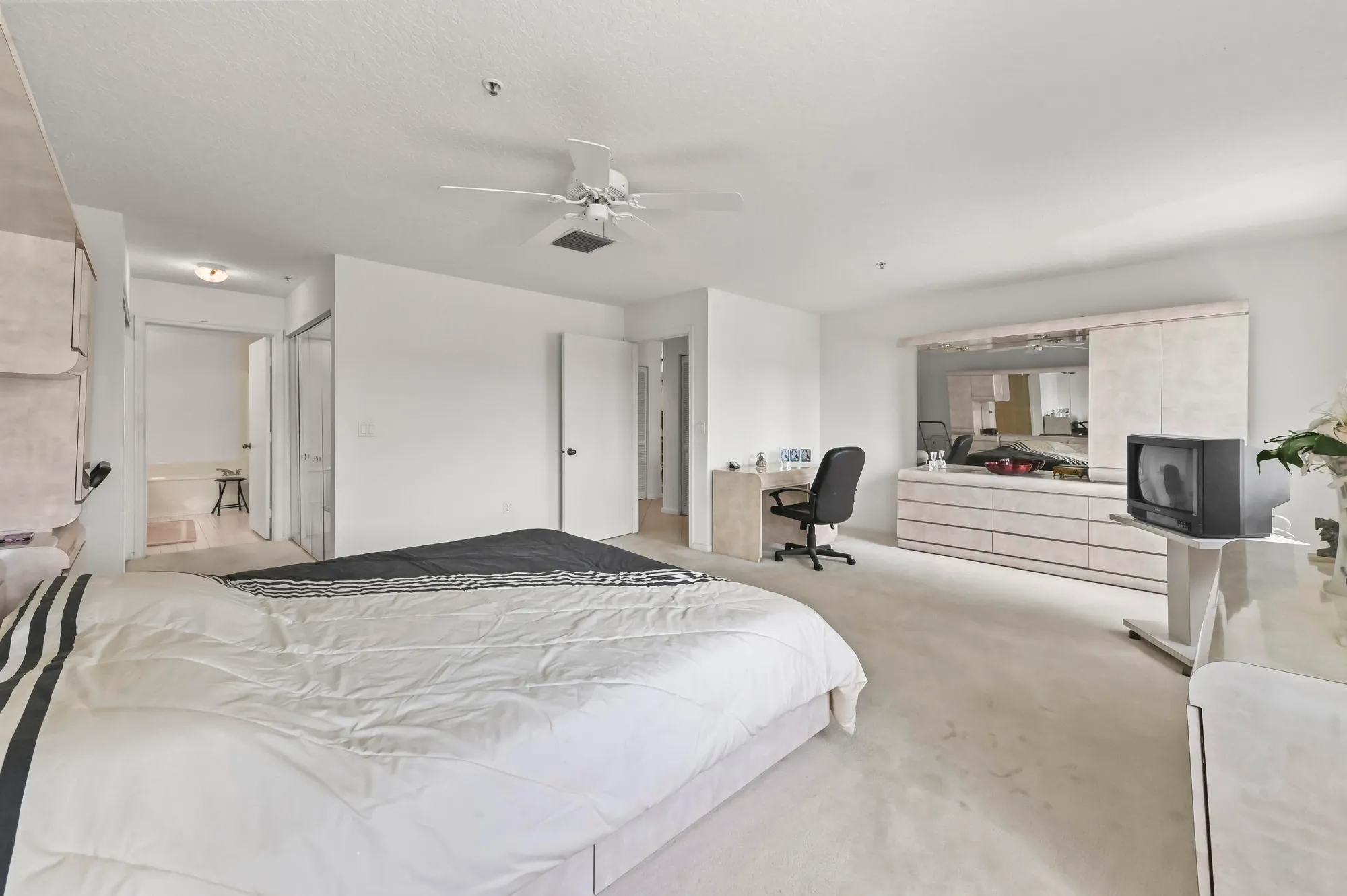 Property Slideshow image 17 of 49 | 5952 regal glen dr 207, Boynton Beach, FL, 33437