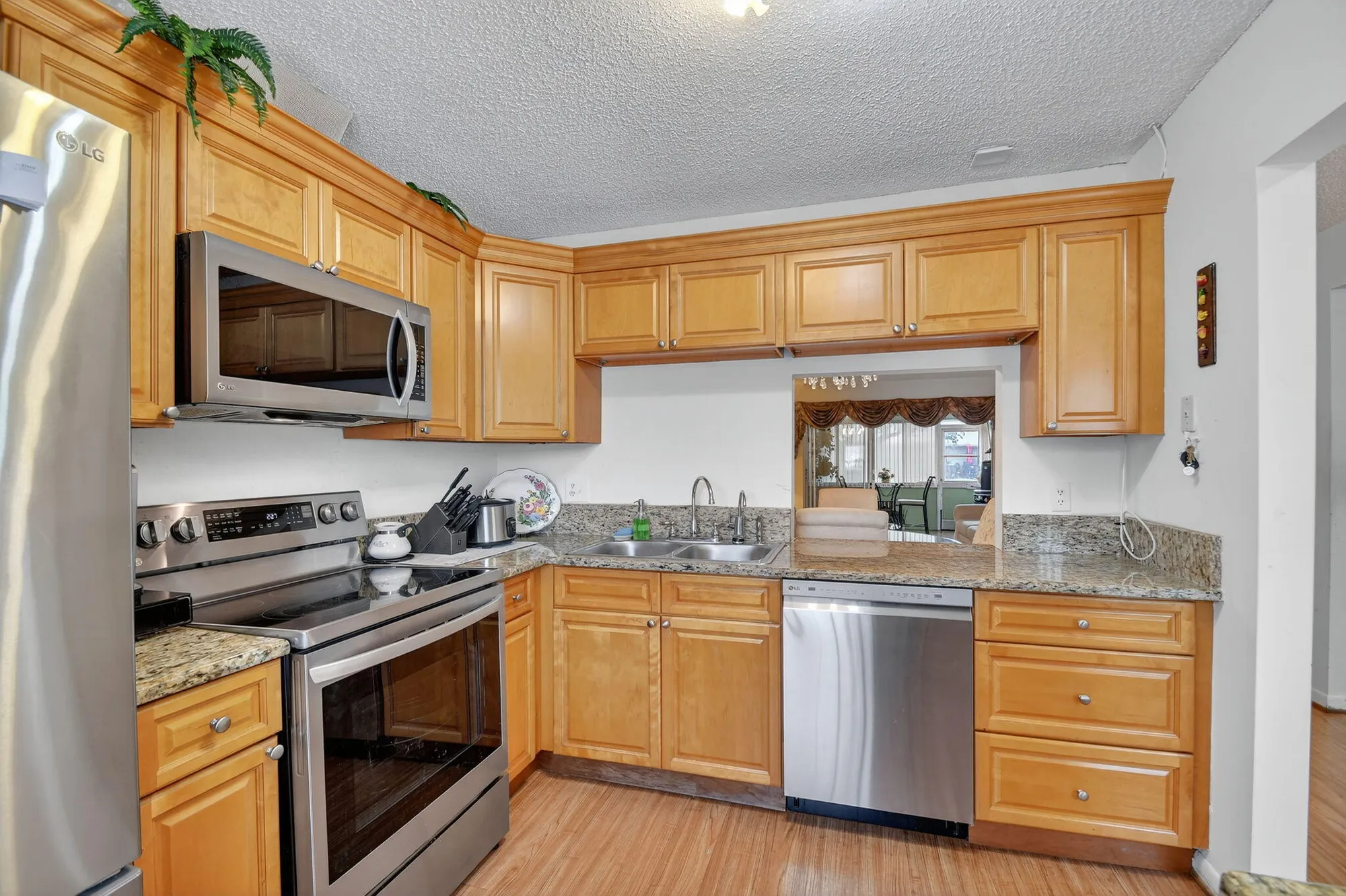 Property Slideshow image 7 of 26 | 522 franconia cir a, Lake Worth, FL, 33467