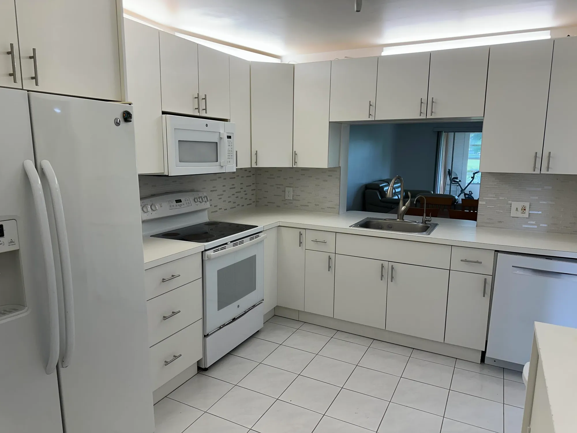 Property Slideshow image 4 of 16 | 901 sw 128th ter 113a, Pembroke Pines, FL, 33027