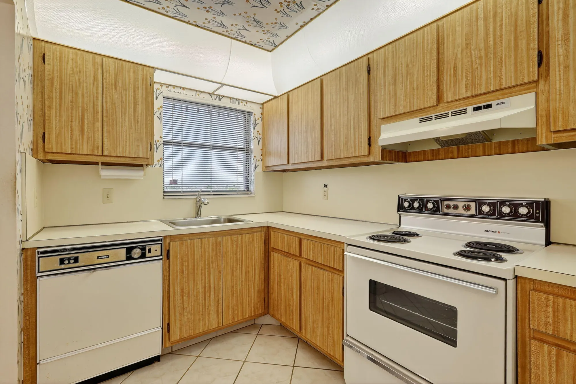 Property Slideshow image 6 of 58 | 4640 lucerne lakes blvd 503, Lake Worth, FL, 33467