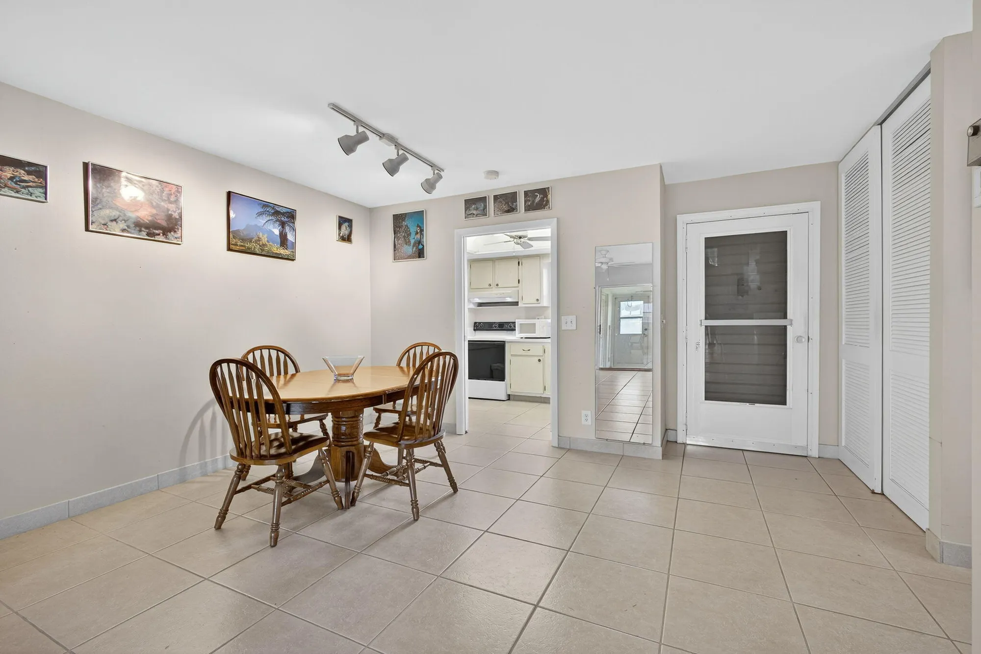 Property Slideshow image 7 of 39 | 2691 dudley dr a, West Palm Beach, FL, 33415