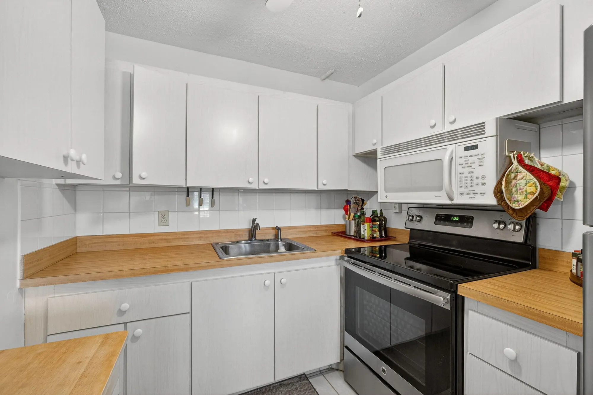 Property Slideshow image 7 of 34 | 23 dorchester b, West Palm Beach, FL, 33417