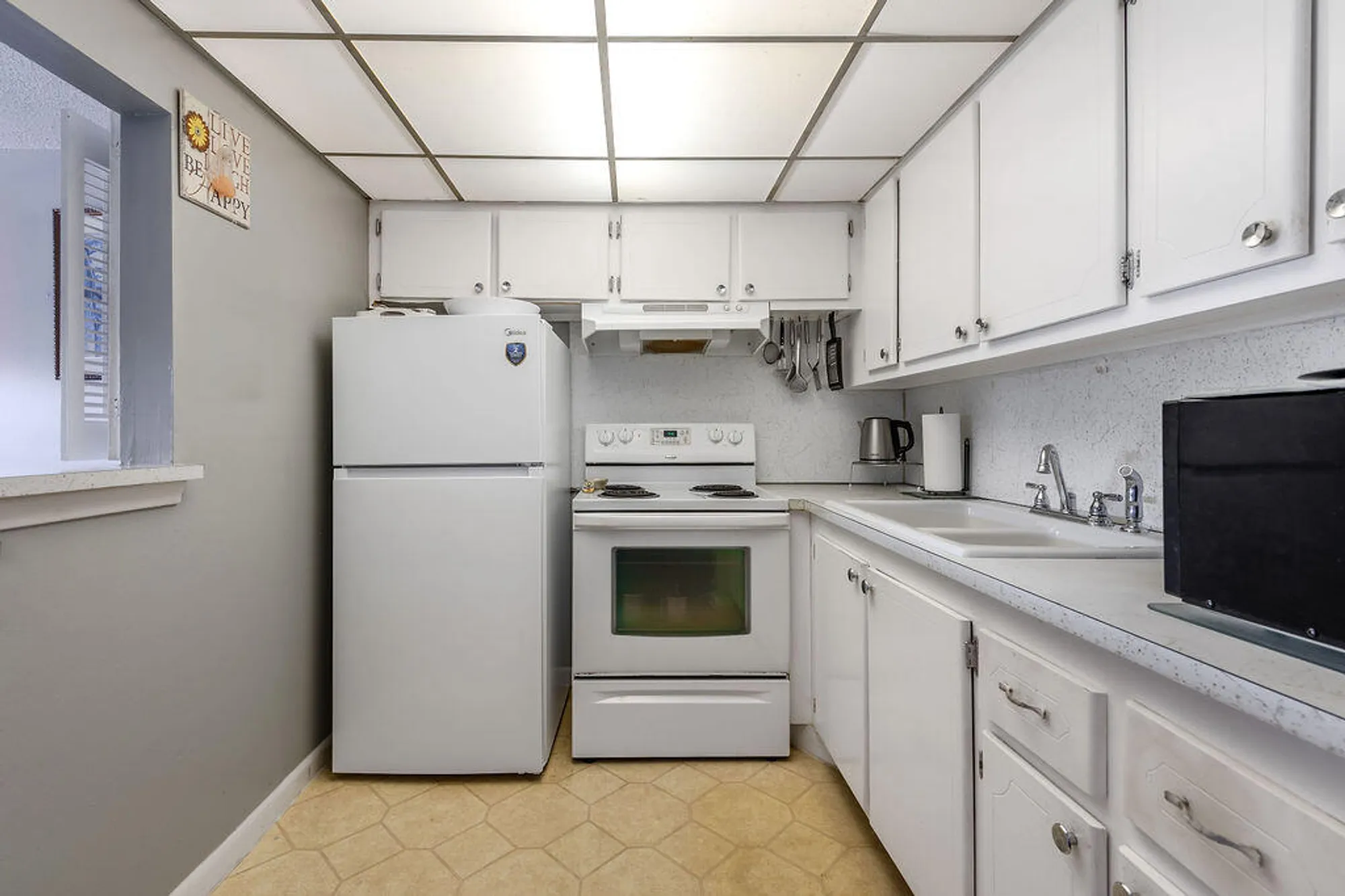 Property Slideshow image 8 of 25 | 393 windsor q q, West Palm Beach, FL, 33417