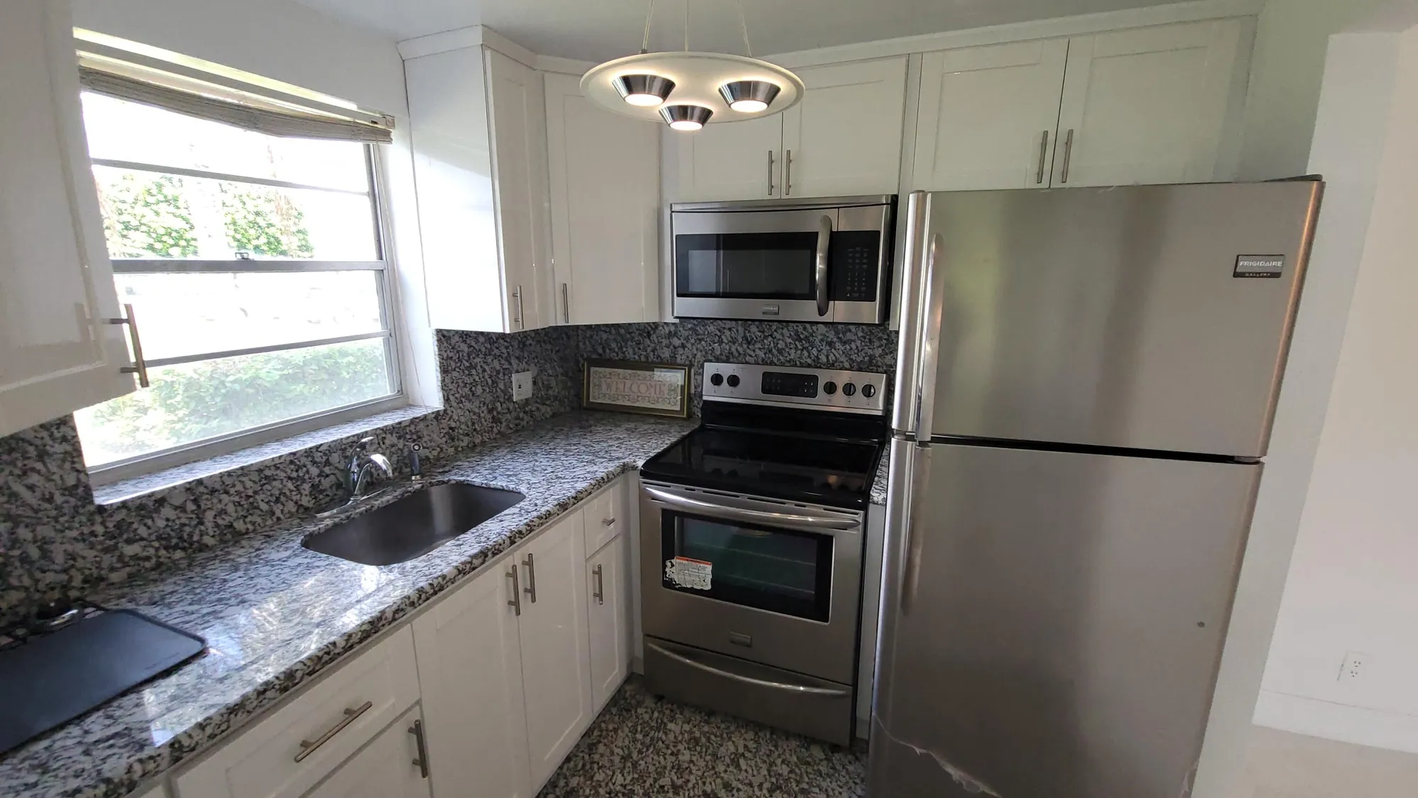 Property Slideshow image 6 of 51 | 405 windsor r, West Palm Beach, FL, 33417