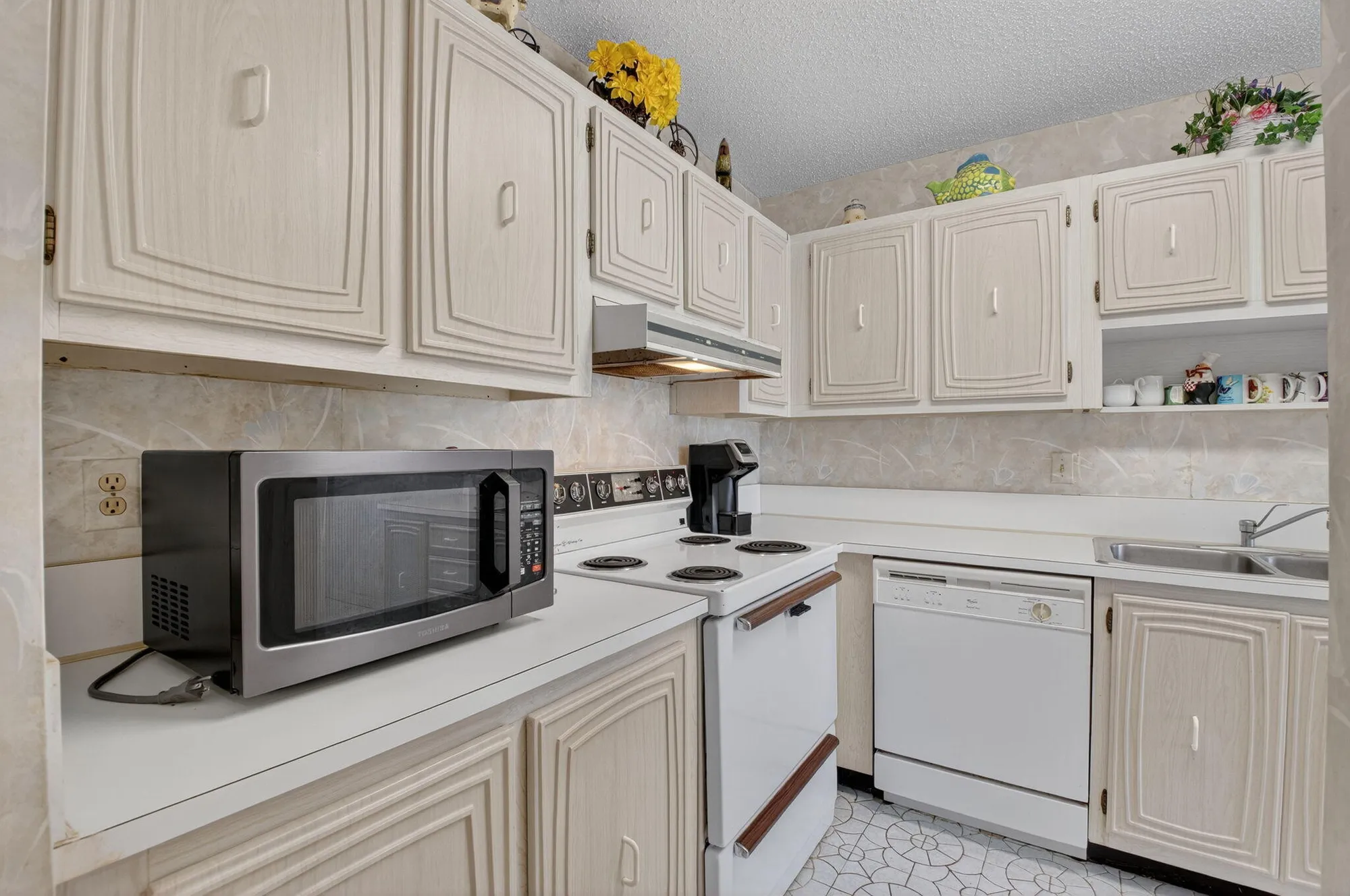 Property Slideshow image 13 of 55 | 13761 flora pl a, Delray Beach, FL, 33484